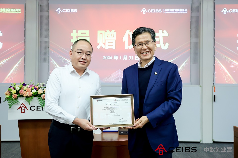 17749382_朱天为王军军颁发捐赠证书