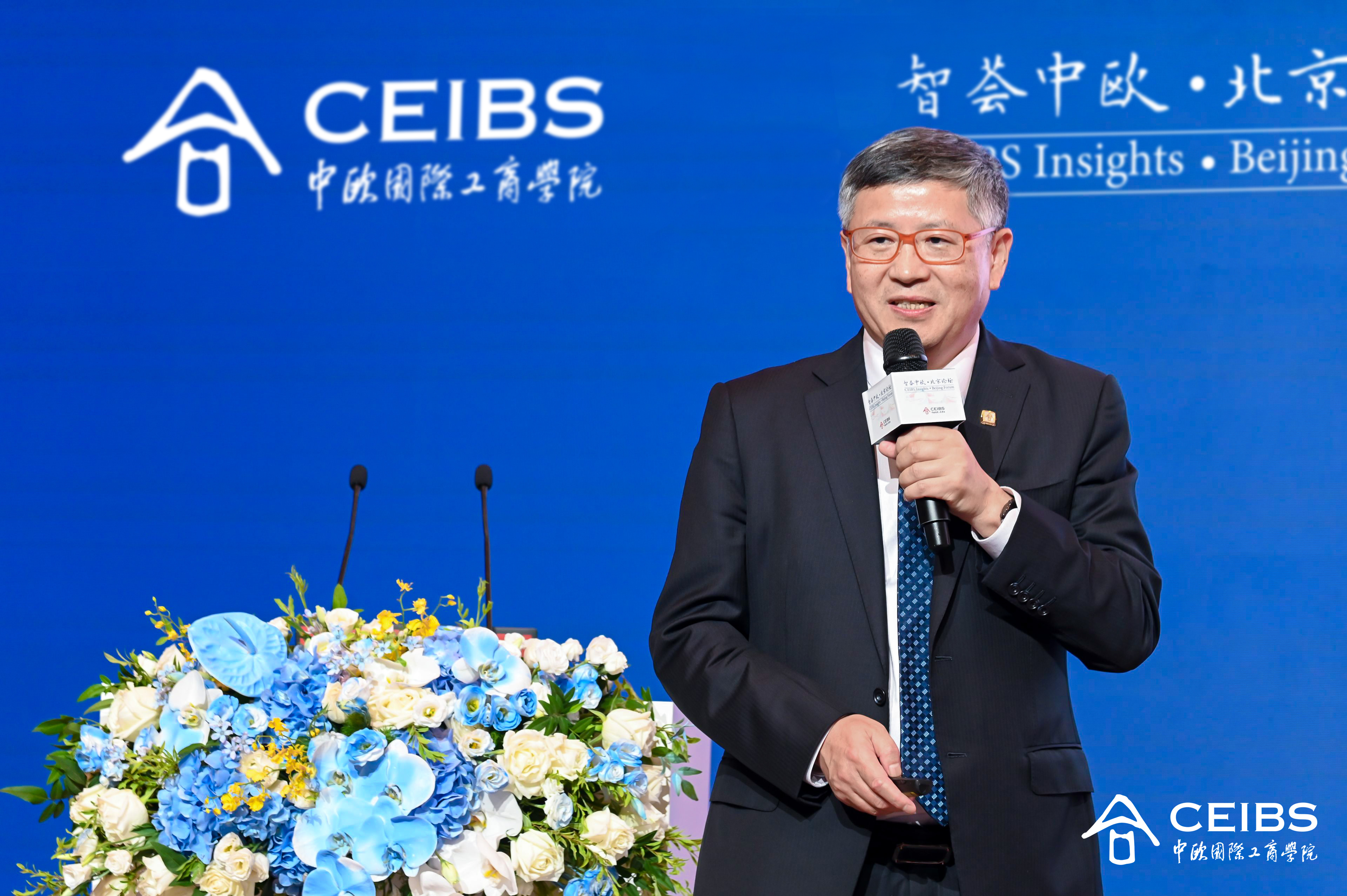 中欧国际工商学院副教务长、法国依视路会计学教席教授许定波作总结演讲