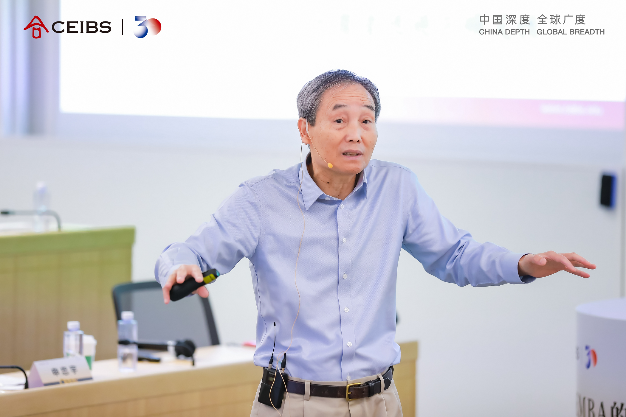 陈杰平教授正在进行主题演讲