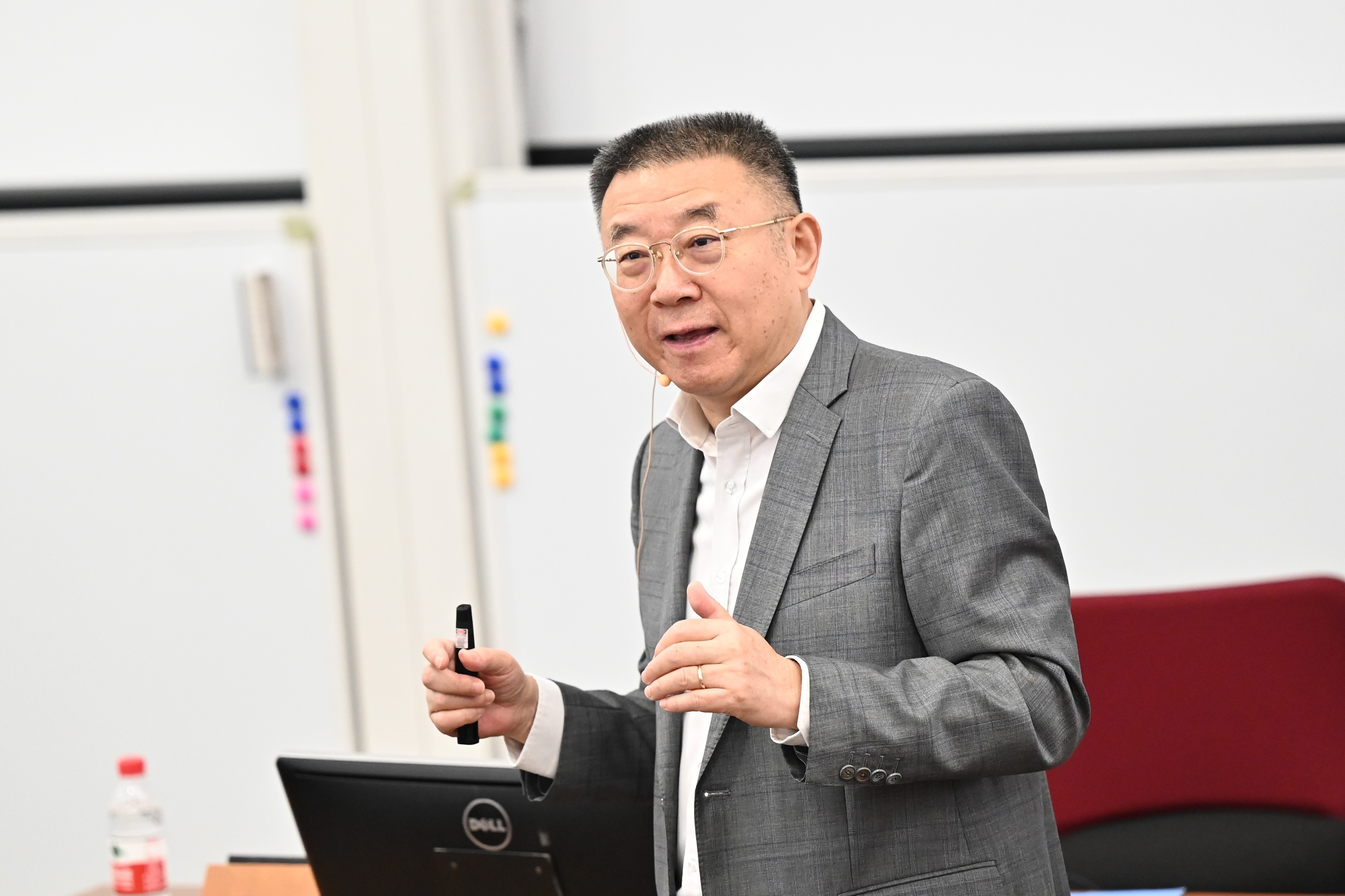 陈世敏教授致欢迎词