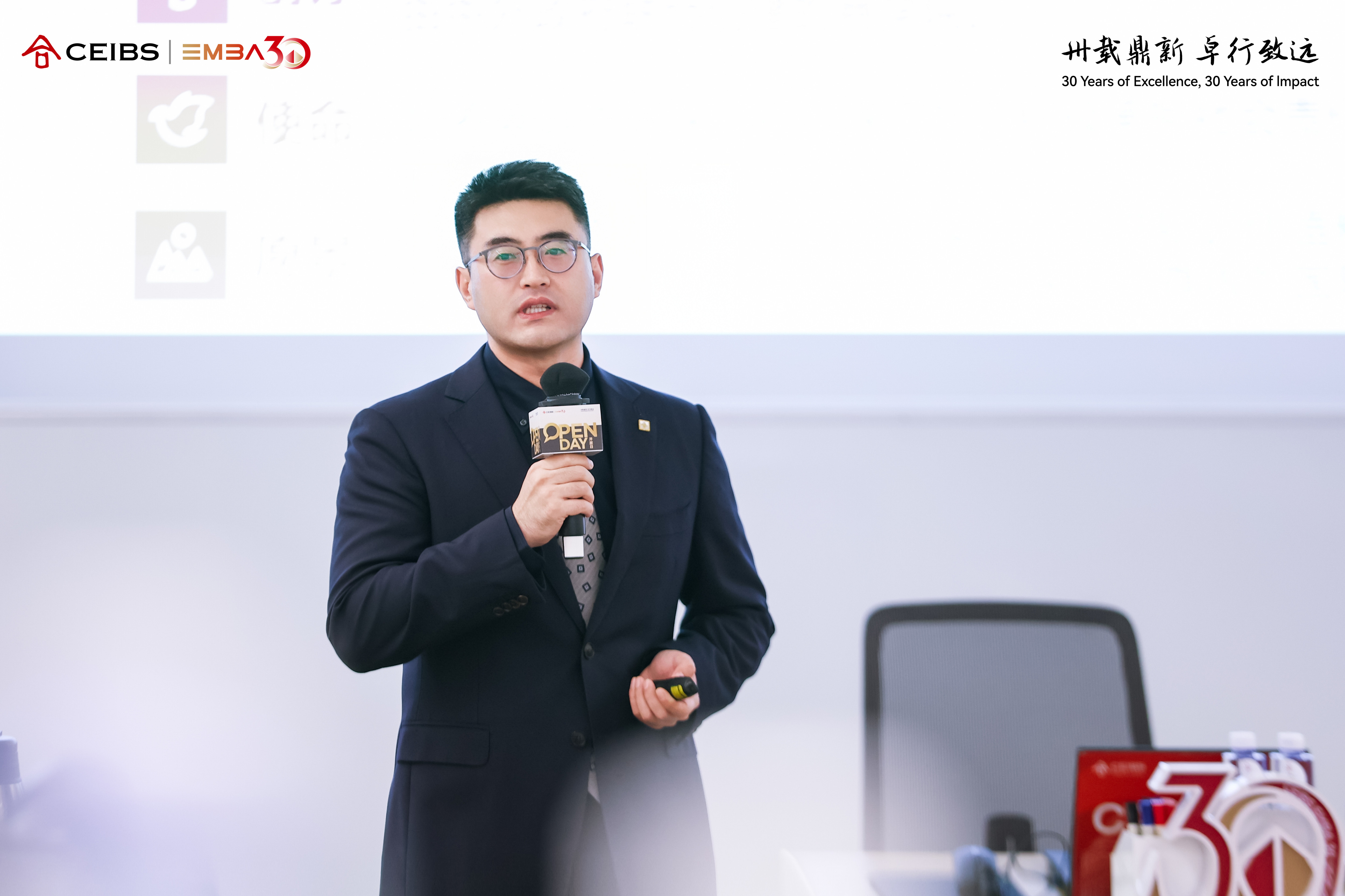 图为招生老师进行课程宣讲