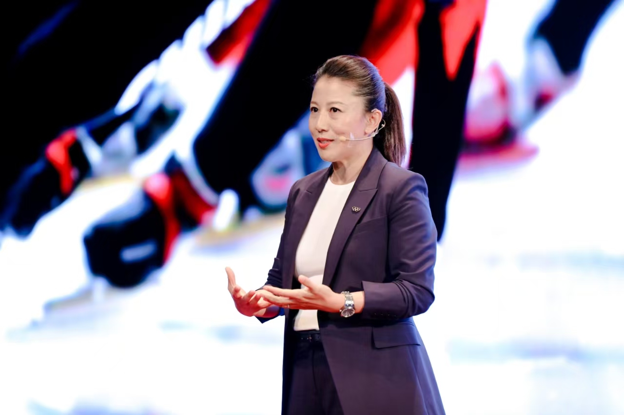 杨扬发表主题演讲