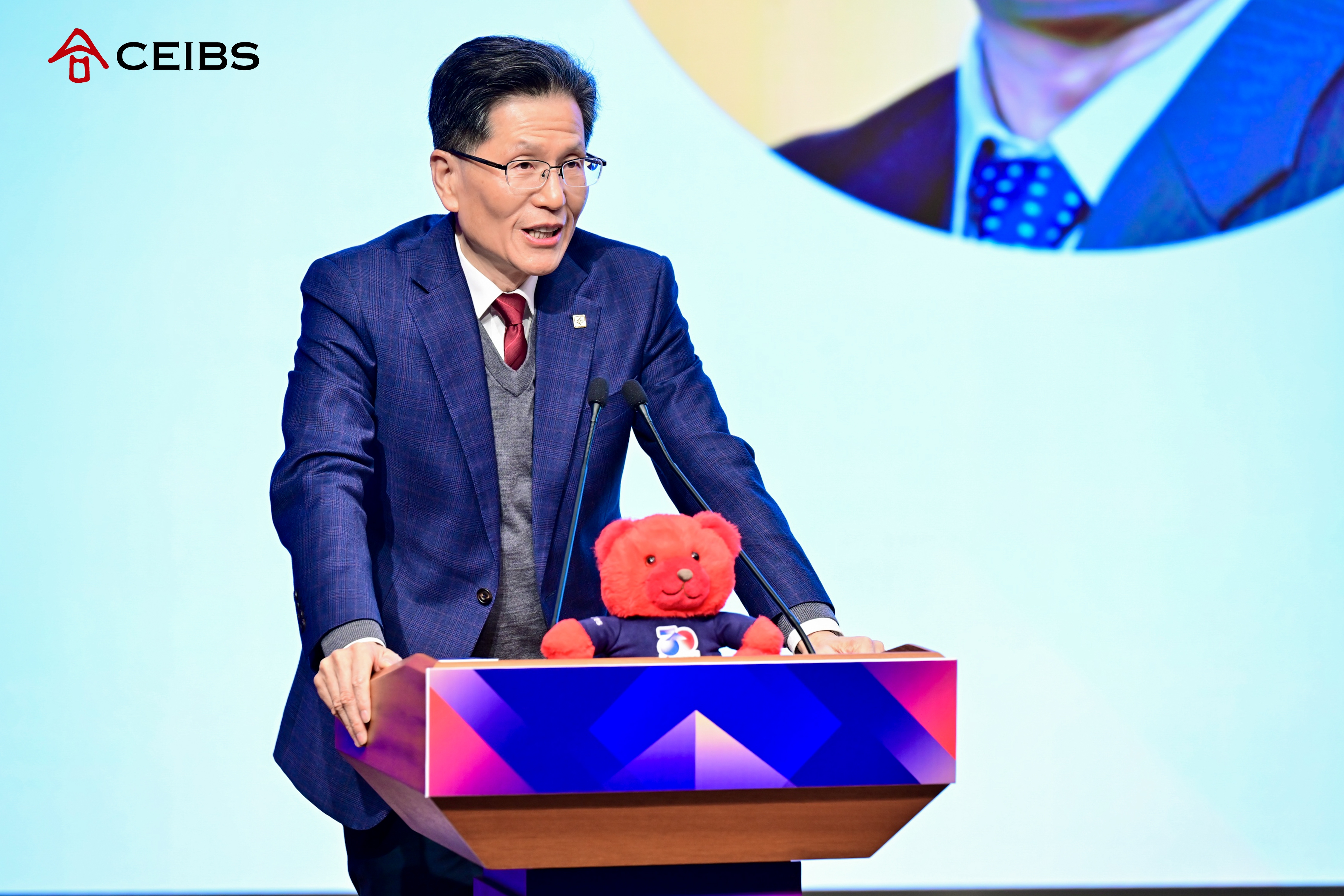 主持人朱天教授