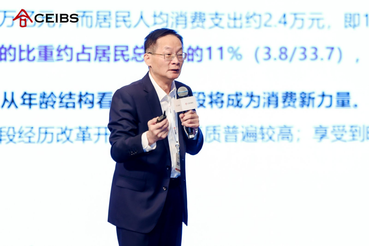 中欧国际工商学院经济学与金融学教授盛松成