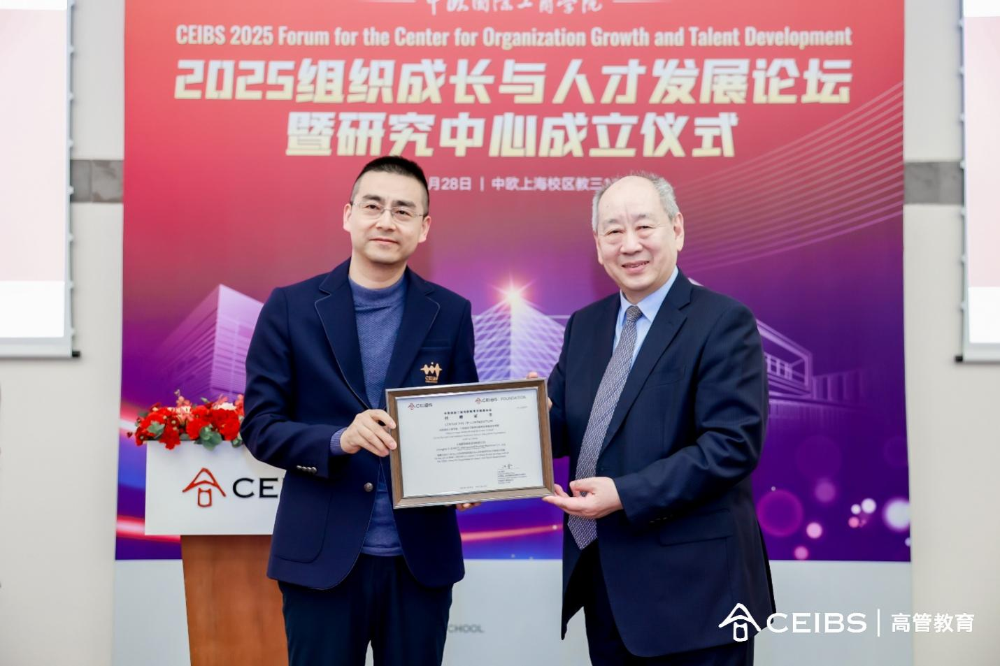 张维炯代表学校向捐赠者马士发校友颁发证书