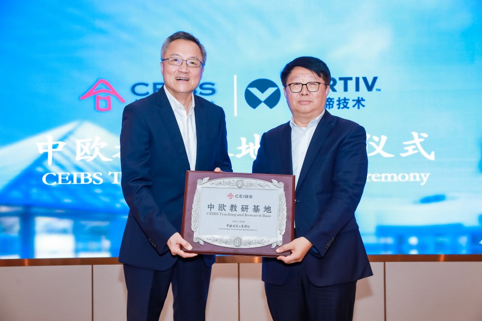 中欧京东运营及供应链管理学教席教授赵先德教授（右）与维谛技术人力资源副总裁张林校友（左）共同为中欧-维谛技术教研基地揭牌