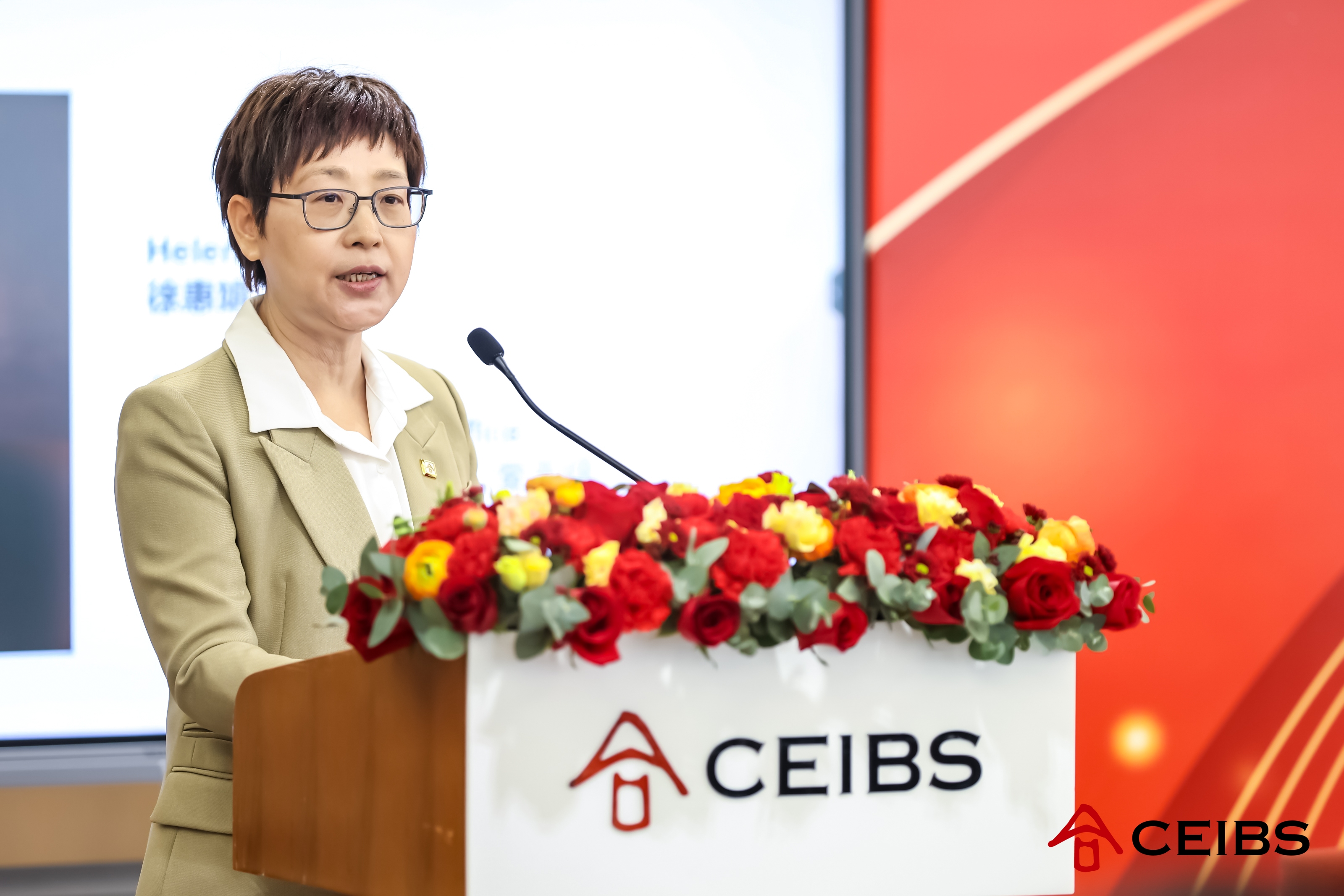 员工代表徐惠娟发言