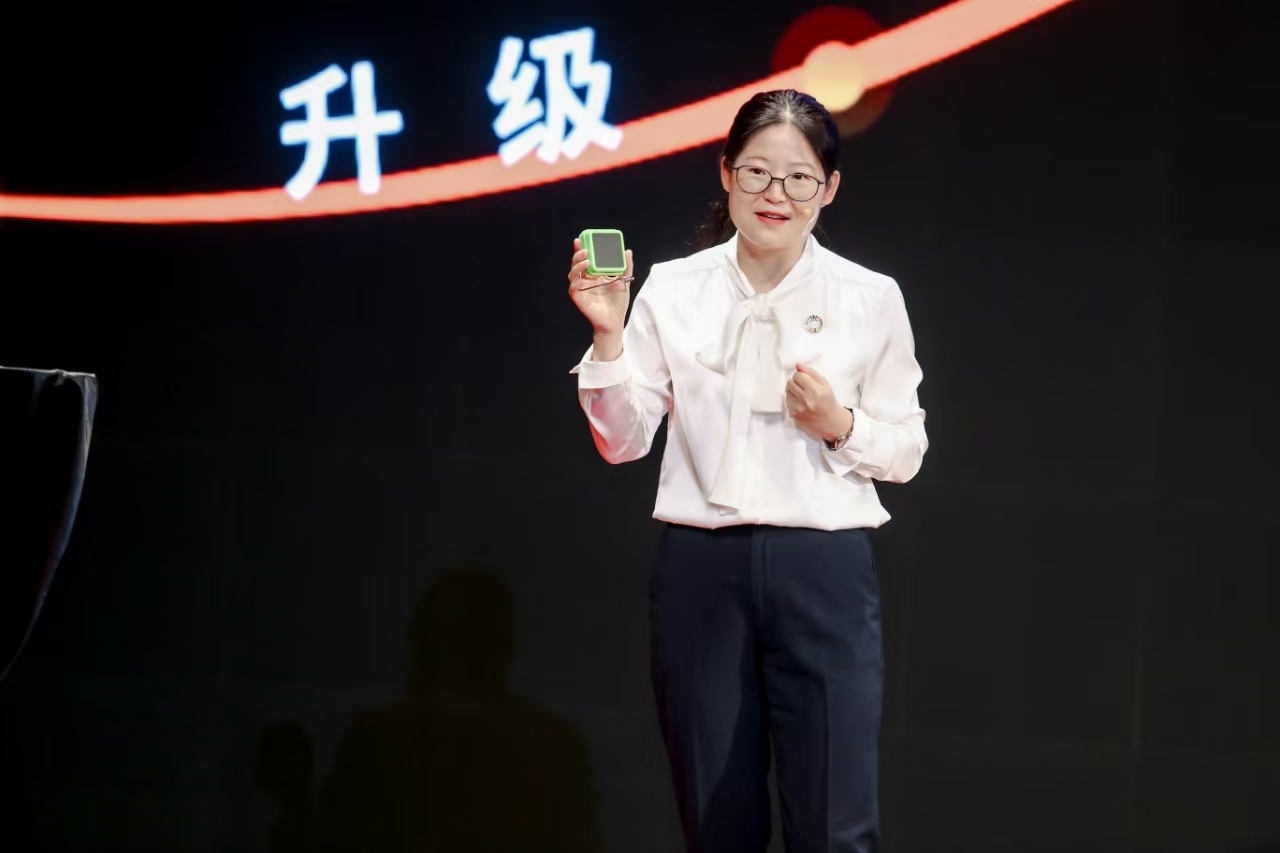 李霞发表主题演讲