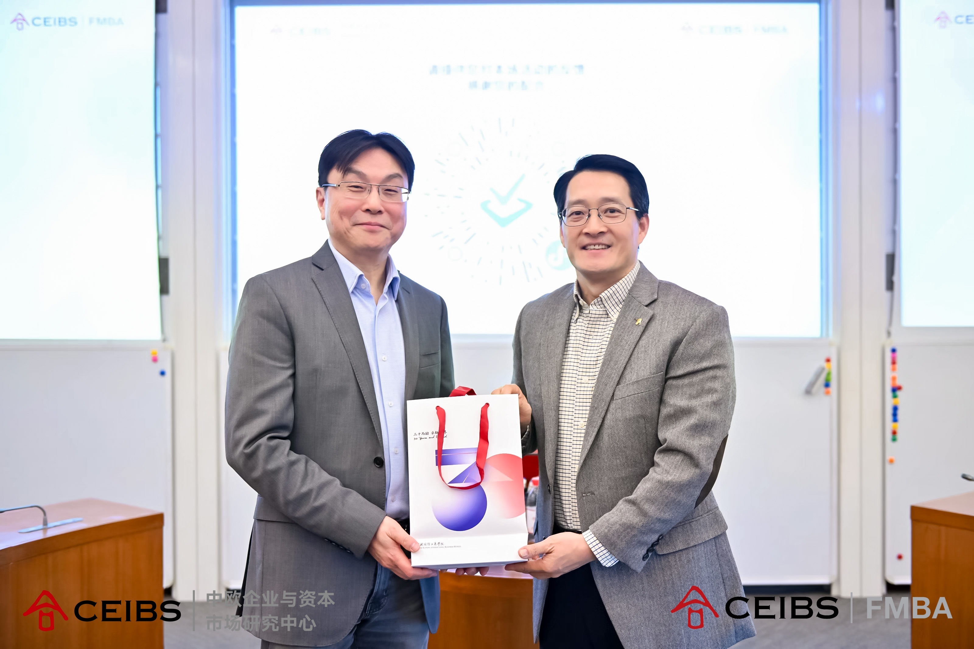 曹亮校友（左）与黄生教授（右）合影