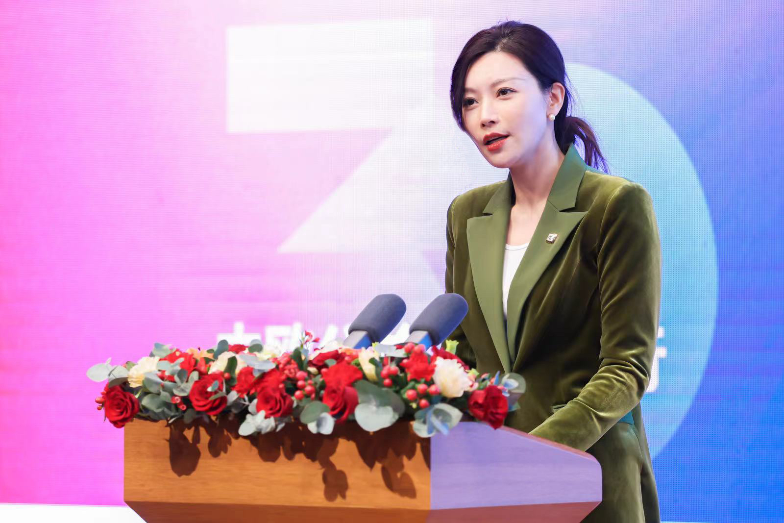 &nbsp; 中欧校友总会秘书长兼社会责任委员会主任 秦轶