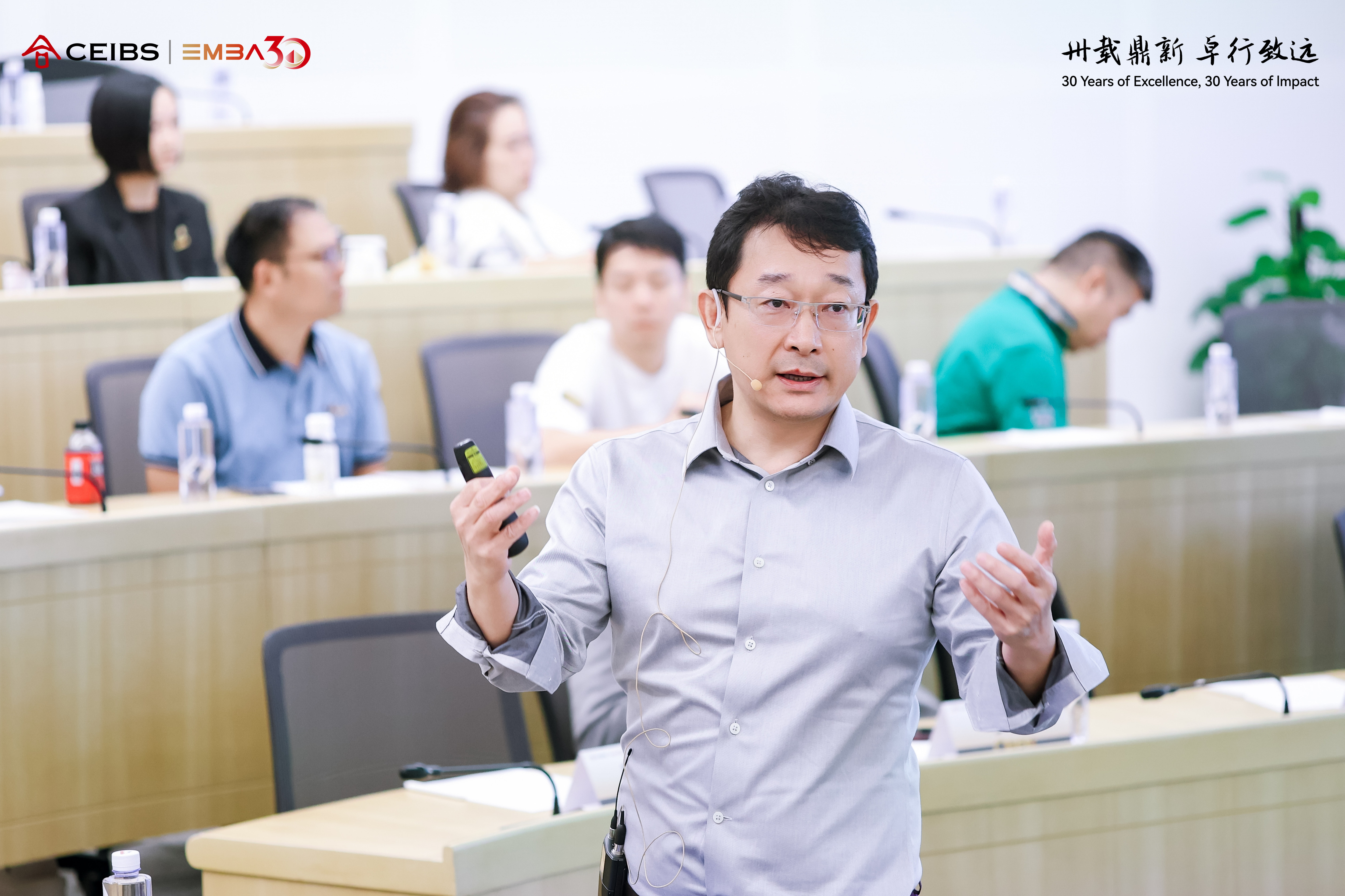 图为程林教授进行主题演讲