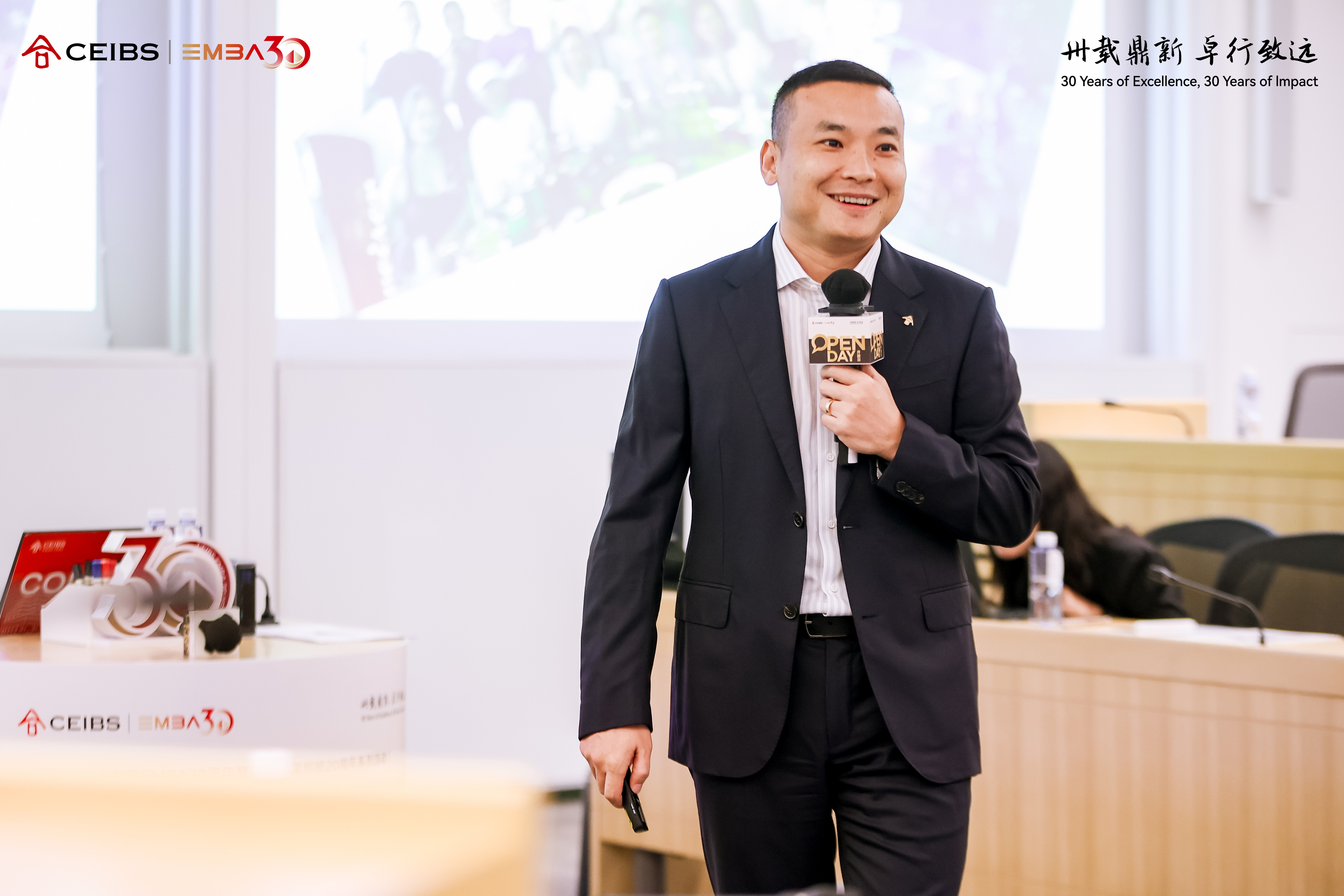 图为夏催伍同学分享学习体验