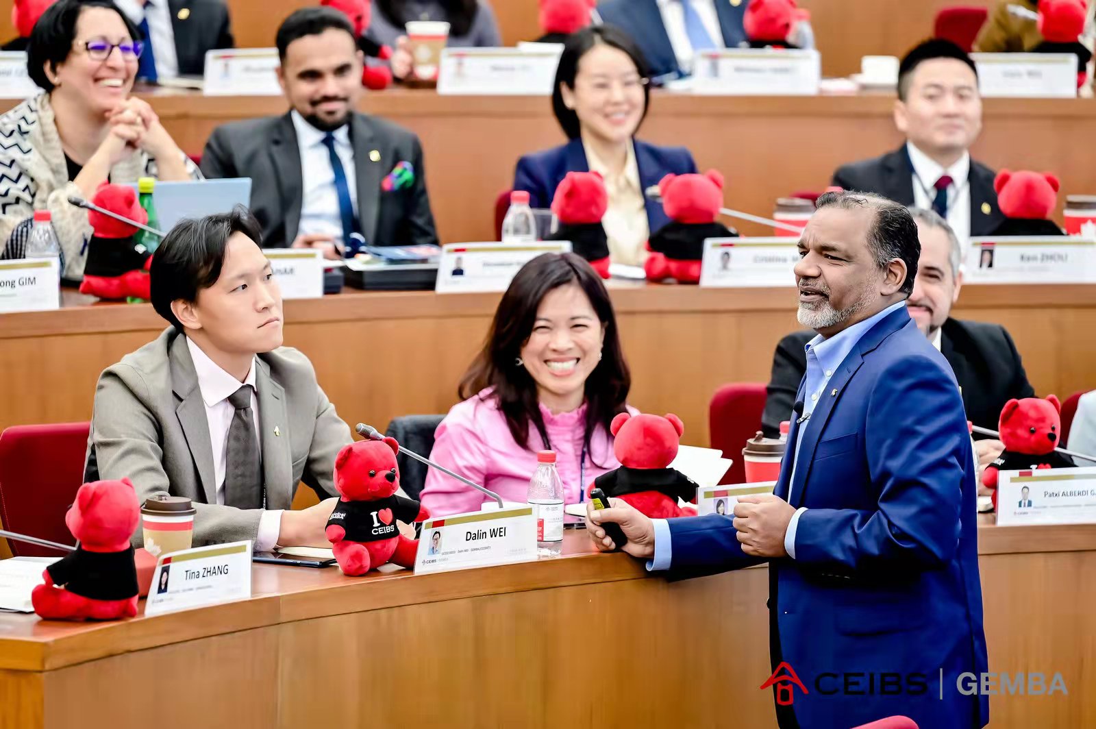  中欧国际工商学院副教务长兼Global EMBA课程主任 芮博澜（Bala Ramasamy）教授致欢迎辞