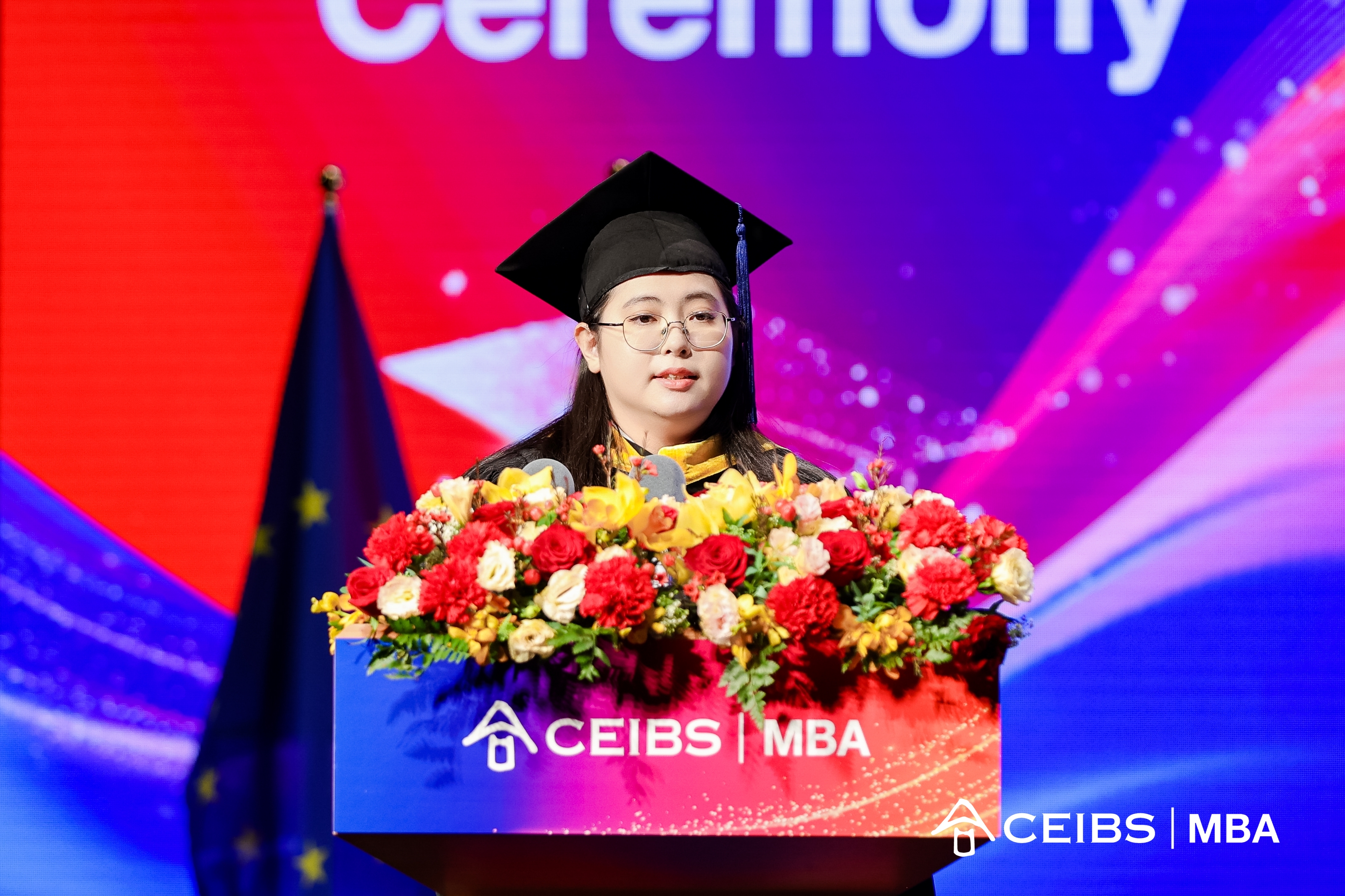 毕业生代表高怡发言
