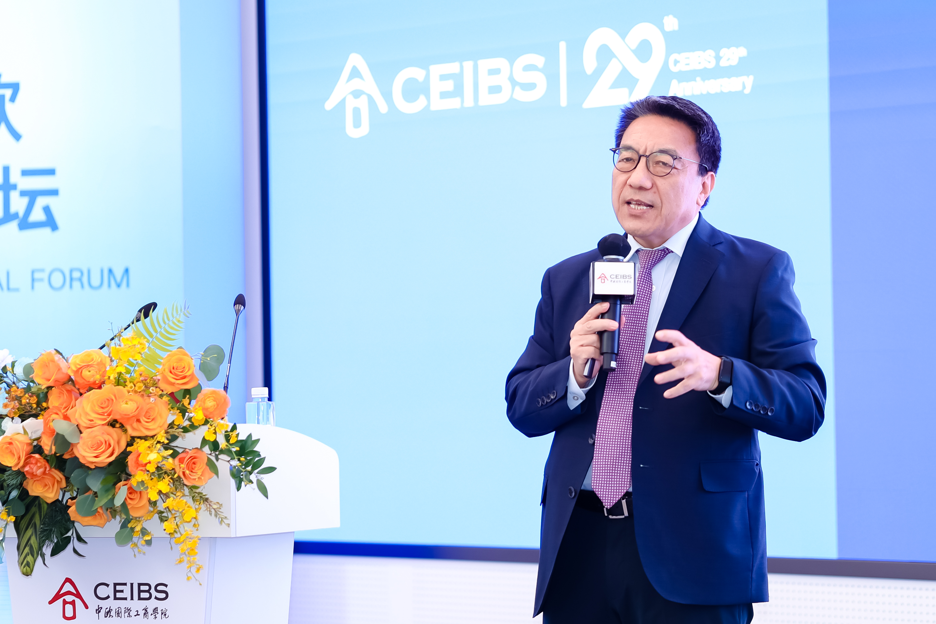 屈宏斌发表主题演讲