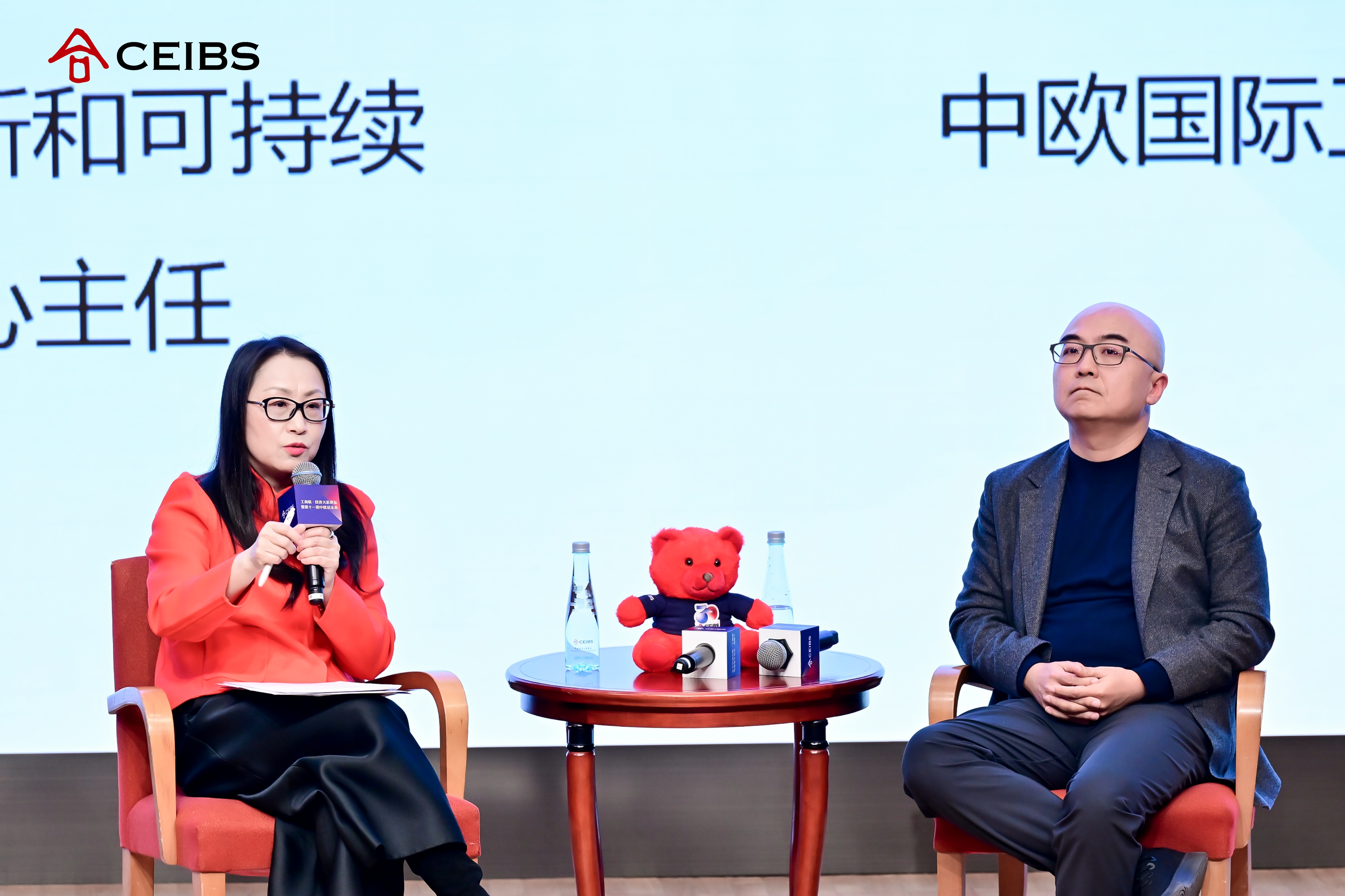 主持人杨燕青和兰小欢教授进行对话