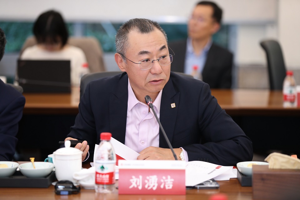 刘涌洁做工作报告