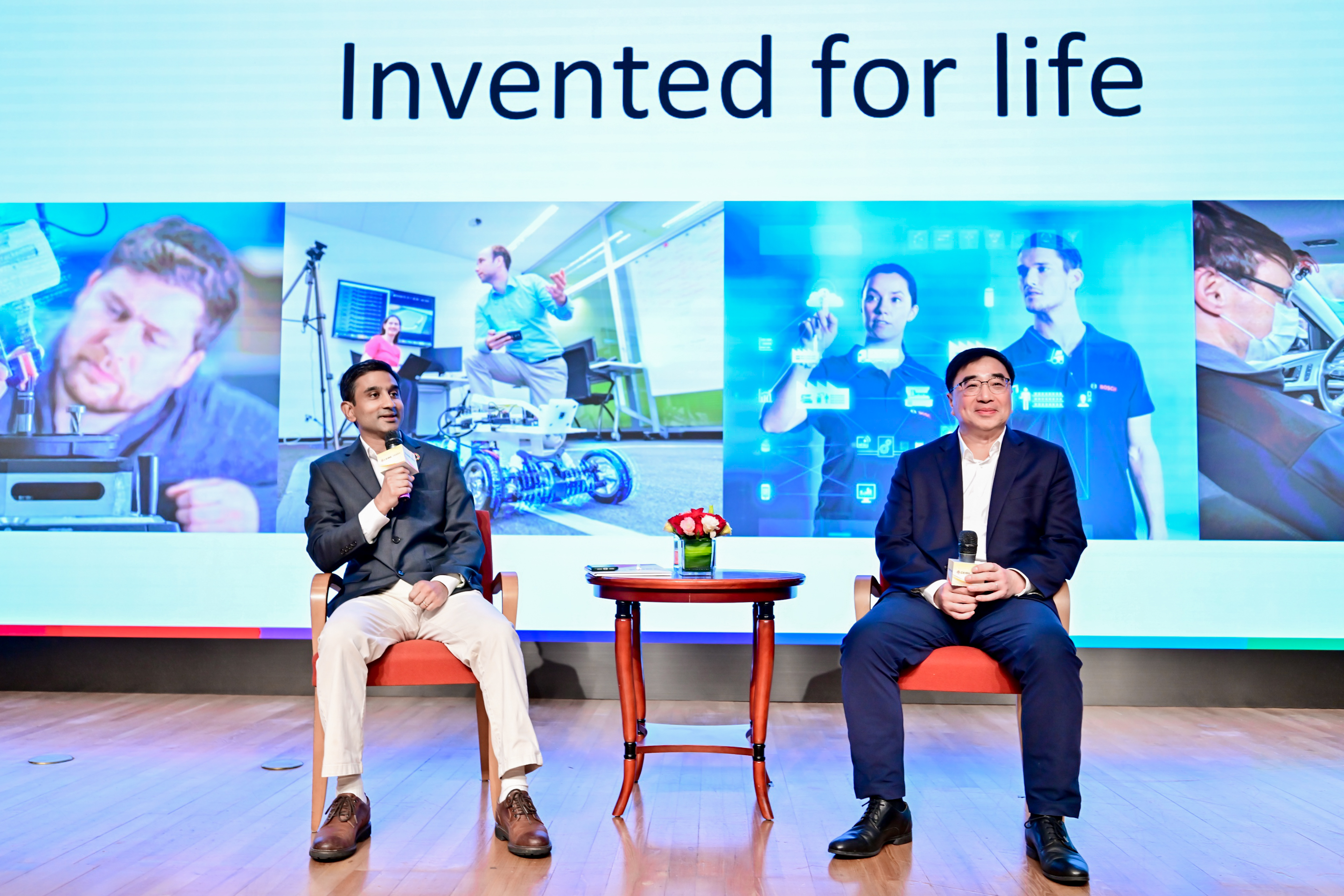 沙梅恩（Shameen Prashantham）（左）教授与徐大全博士（右）对话