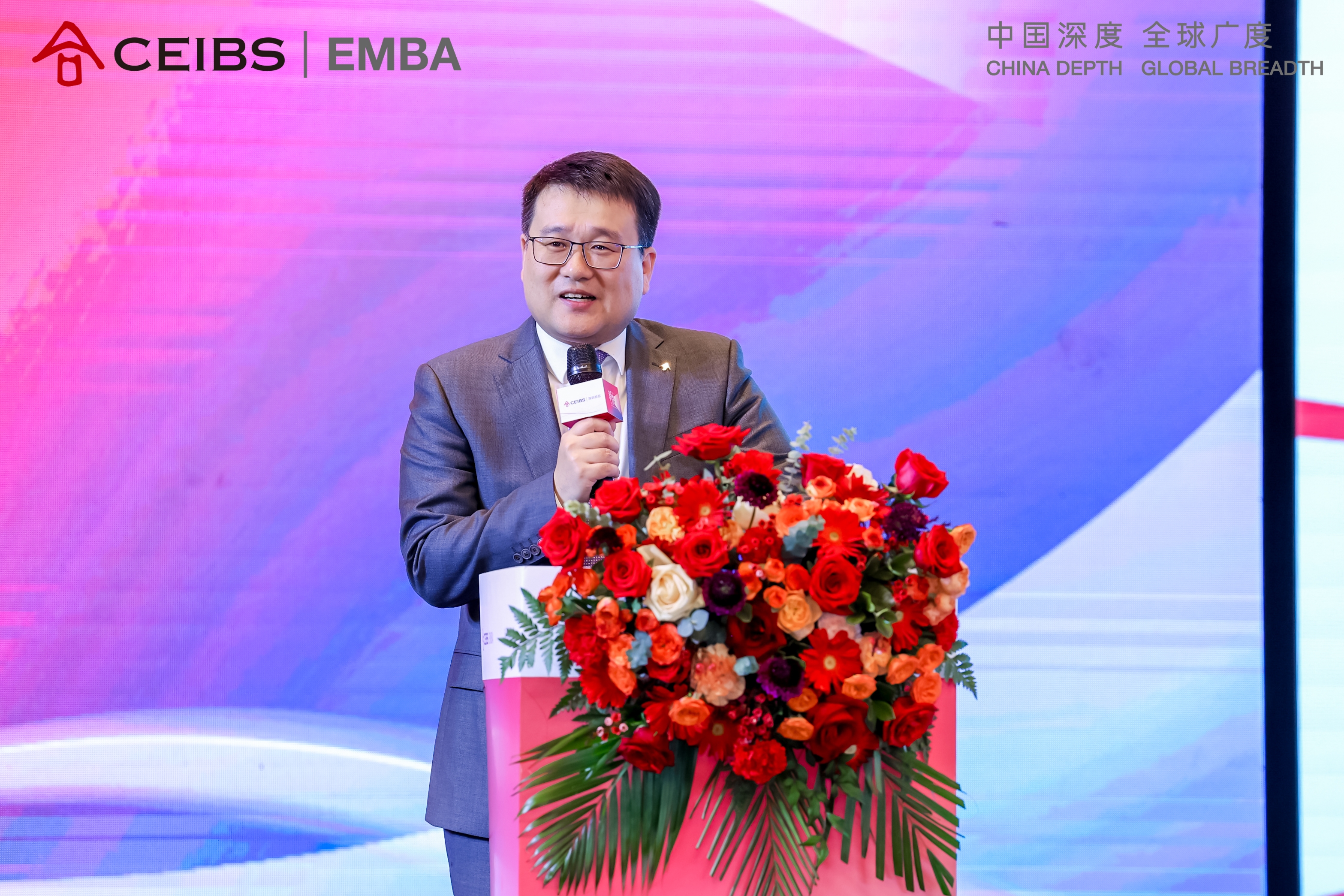 图为中欧国际工商学院EMBA课程部助理主任马良