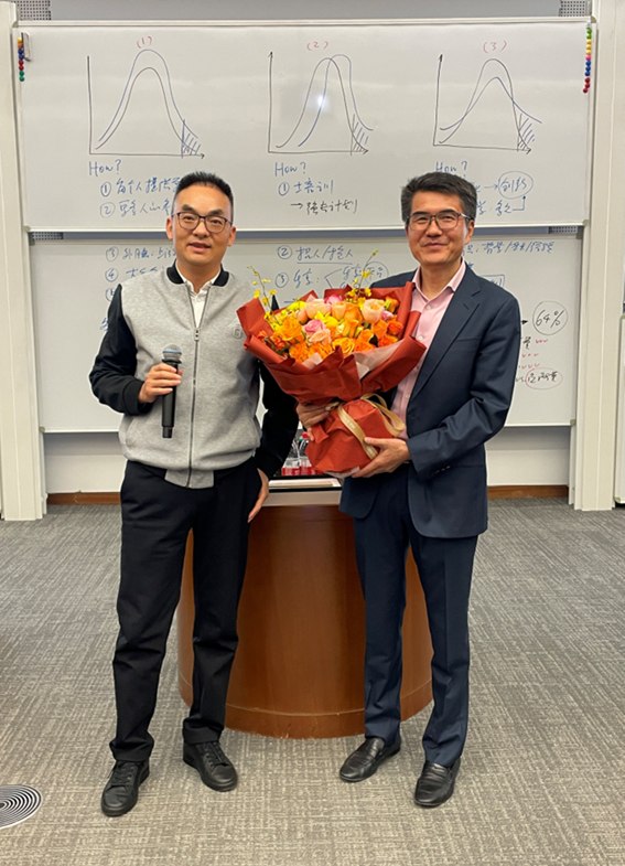 左：天与养老董事长卜江勇（EMBA09SH4）；右：王泰元教授