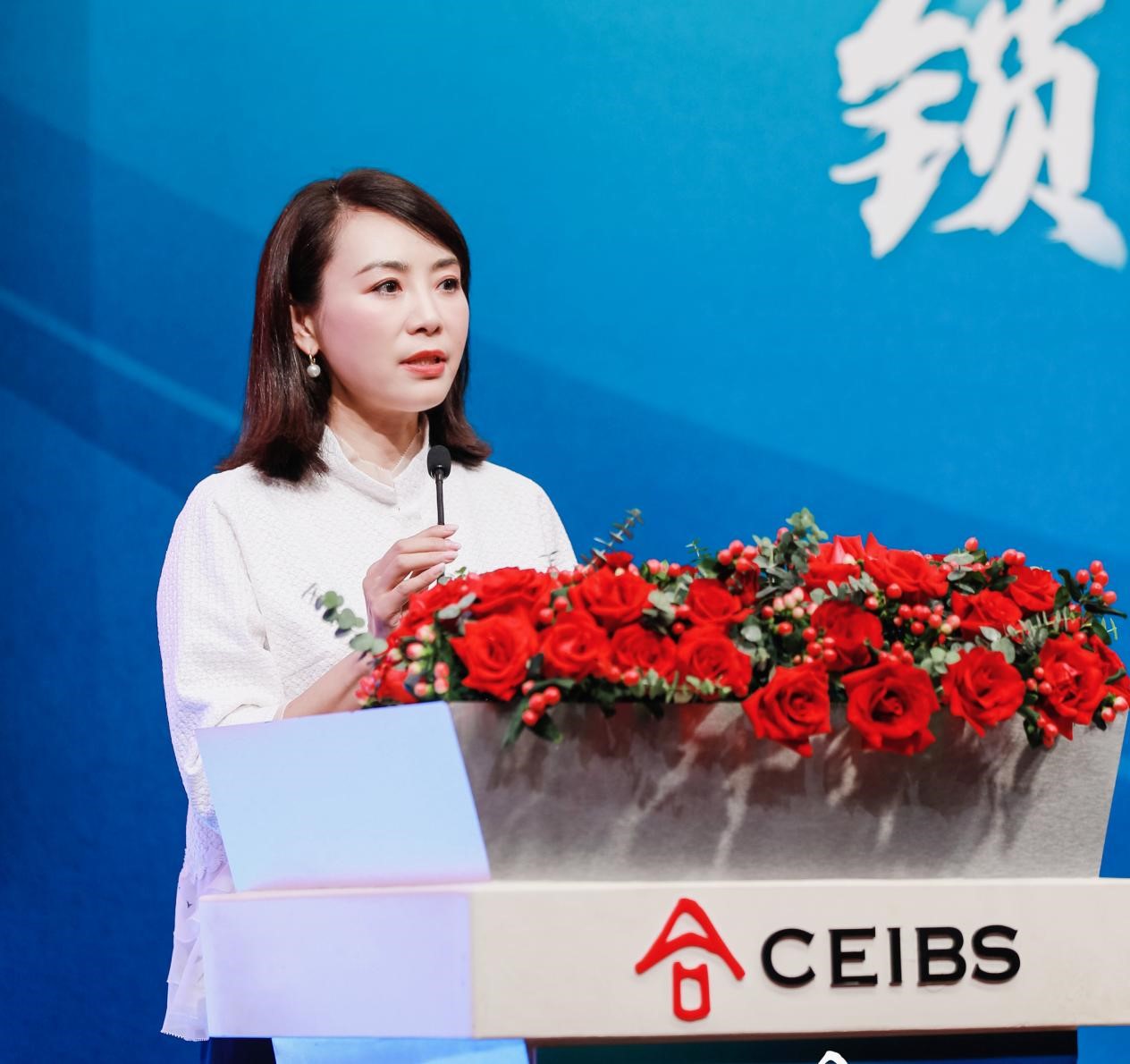 张莉校友代表浩方集团发表捐赠感言