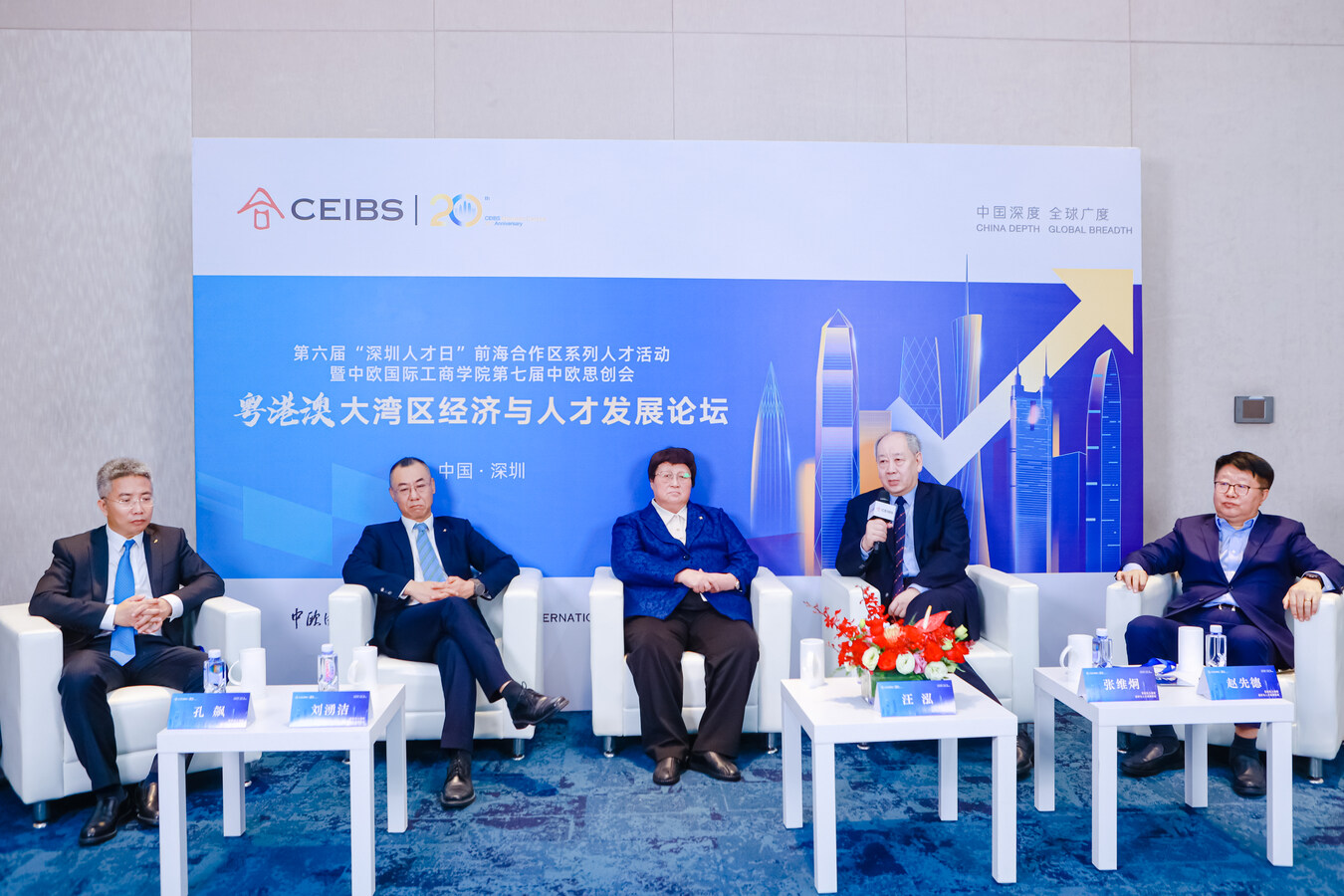 校领导接受媒体采访