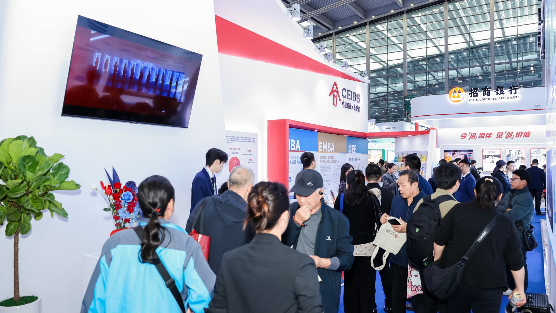 金博会中欧展台吸引各界人士关注