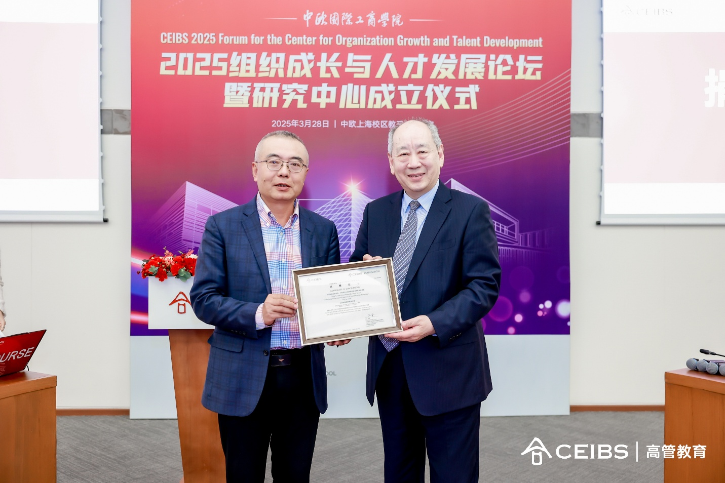 张维炯代表学校向王天扬校友颁发证书