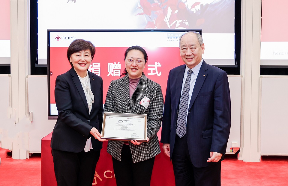 张维炯及肖斌为王玮颁发捐赠证书