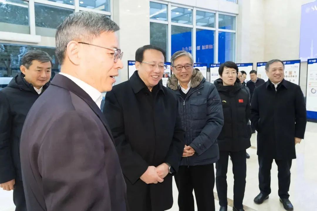 副市长解冬，上海交通大学党委书记杨振斌，校长丁奎岭参加相关调研