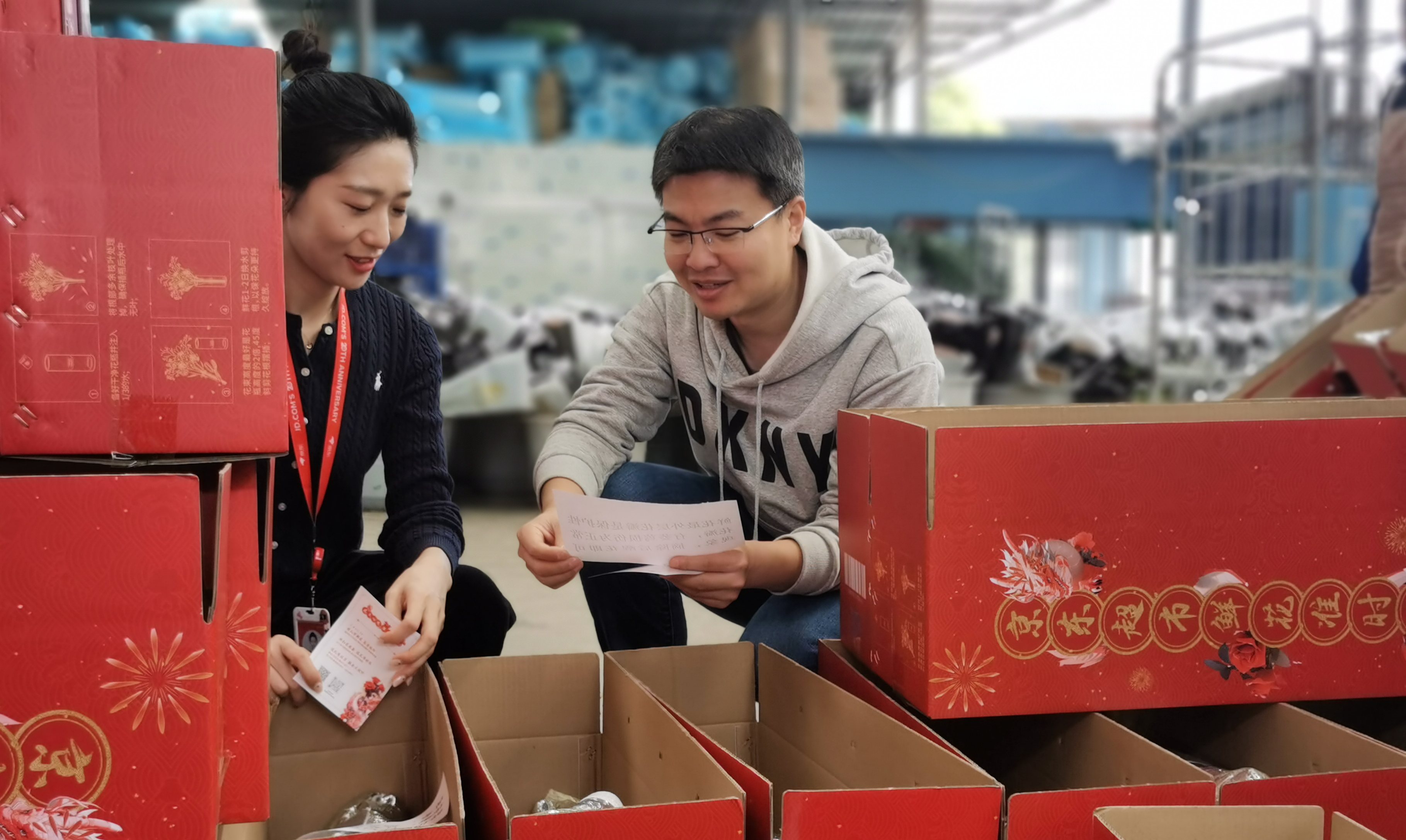 2024龙年春晚，“心情不错”携手京东发起“10万束鲜花上春晚”活动，品质上等的10万支鲜花，在数小时内送到全国消费者手中。图为向少文与春晚团队沟通拍摄。