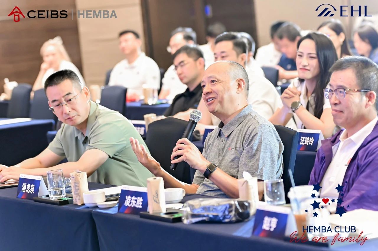 南京校友会荣誉会长潘龙泉校友与杨教授、程同学深入交流