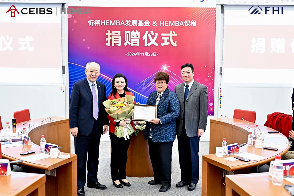 汪泓院长、张维炯教授、马磊书记为忻榕教授颁发捐赠证书