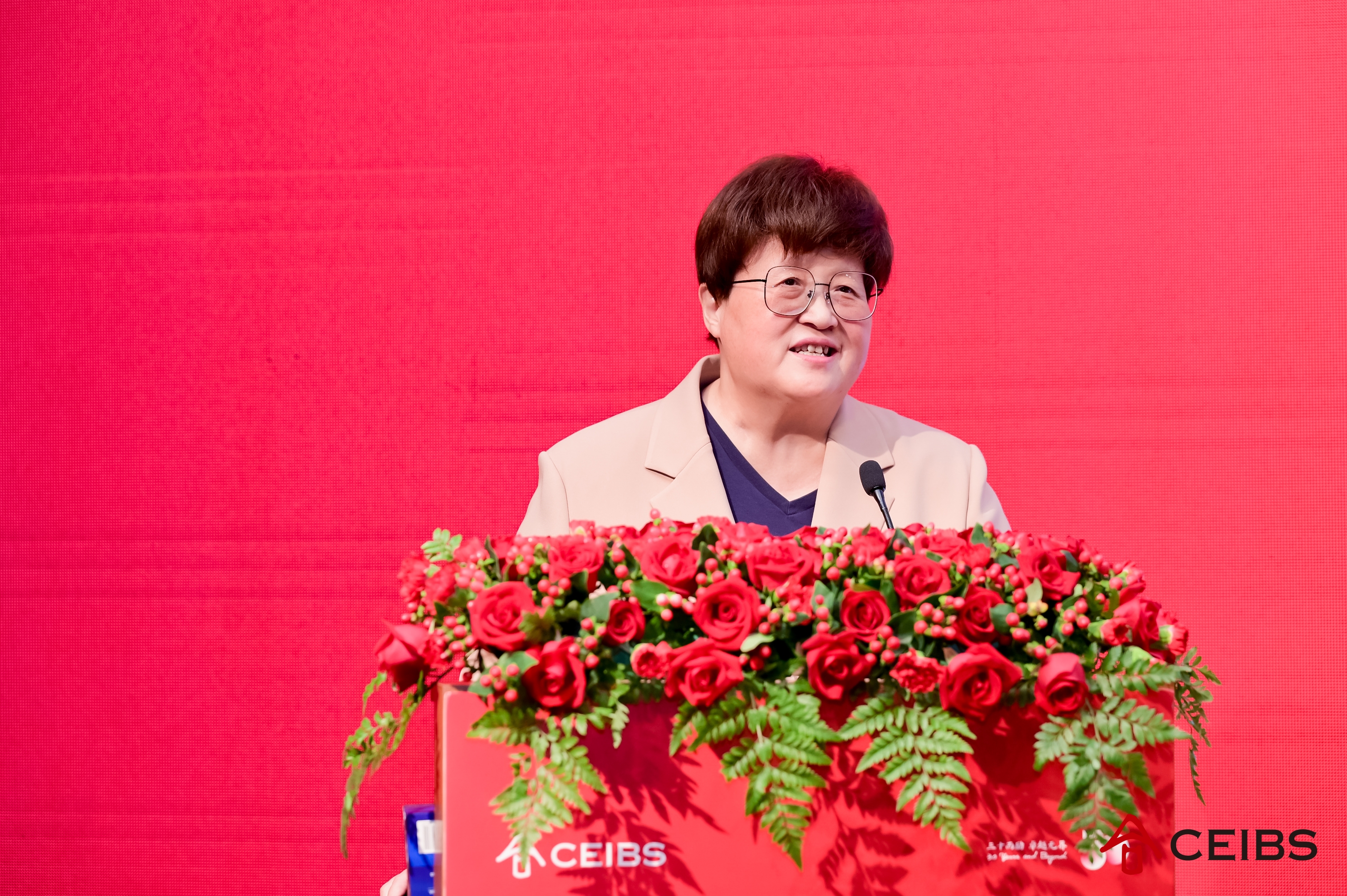  中欧国际工商学院院长、管理学教授、横店集团管理学教席教授汪泓发表主题演讲