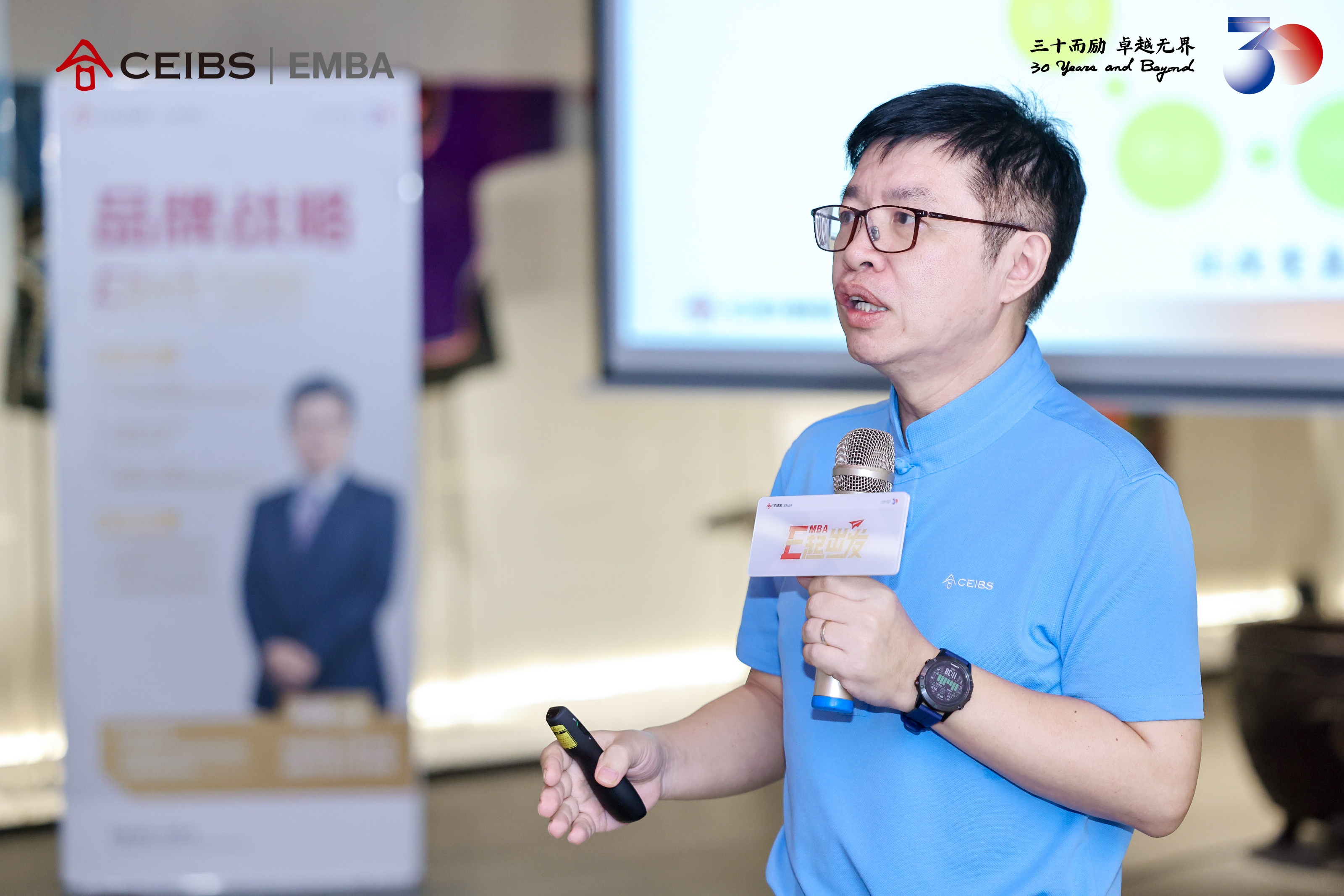 芮萌教授正在授课