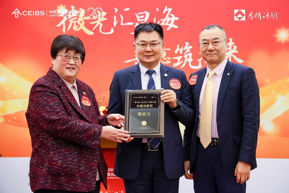 陈宏方校友与汪泓院长和刘湧洁秘书长合影