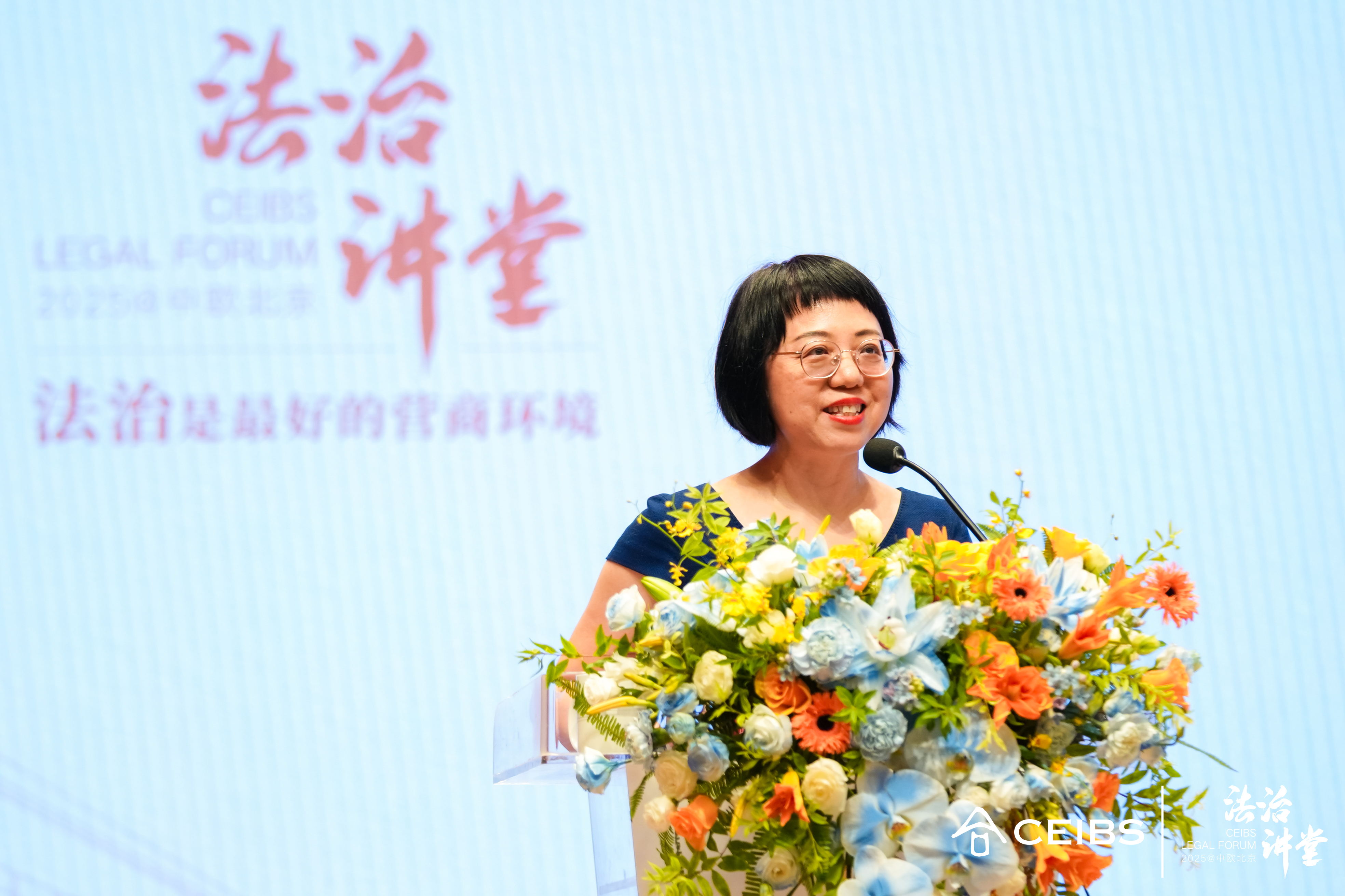 中欧EMBA2014级校友、和讯网副总经理、凤凰网“风声”发起人靳丽萍主持活动