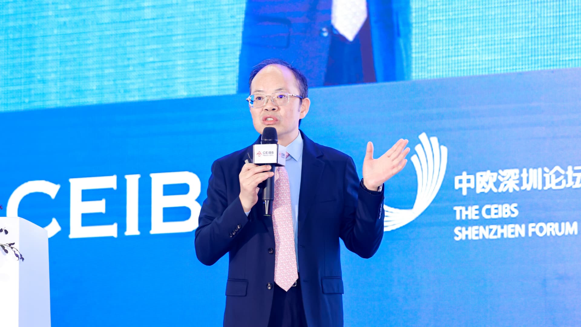 鲁政委发表主旨演讲