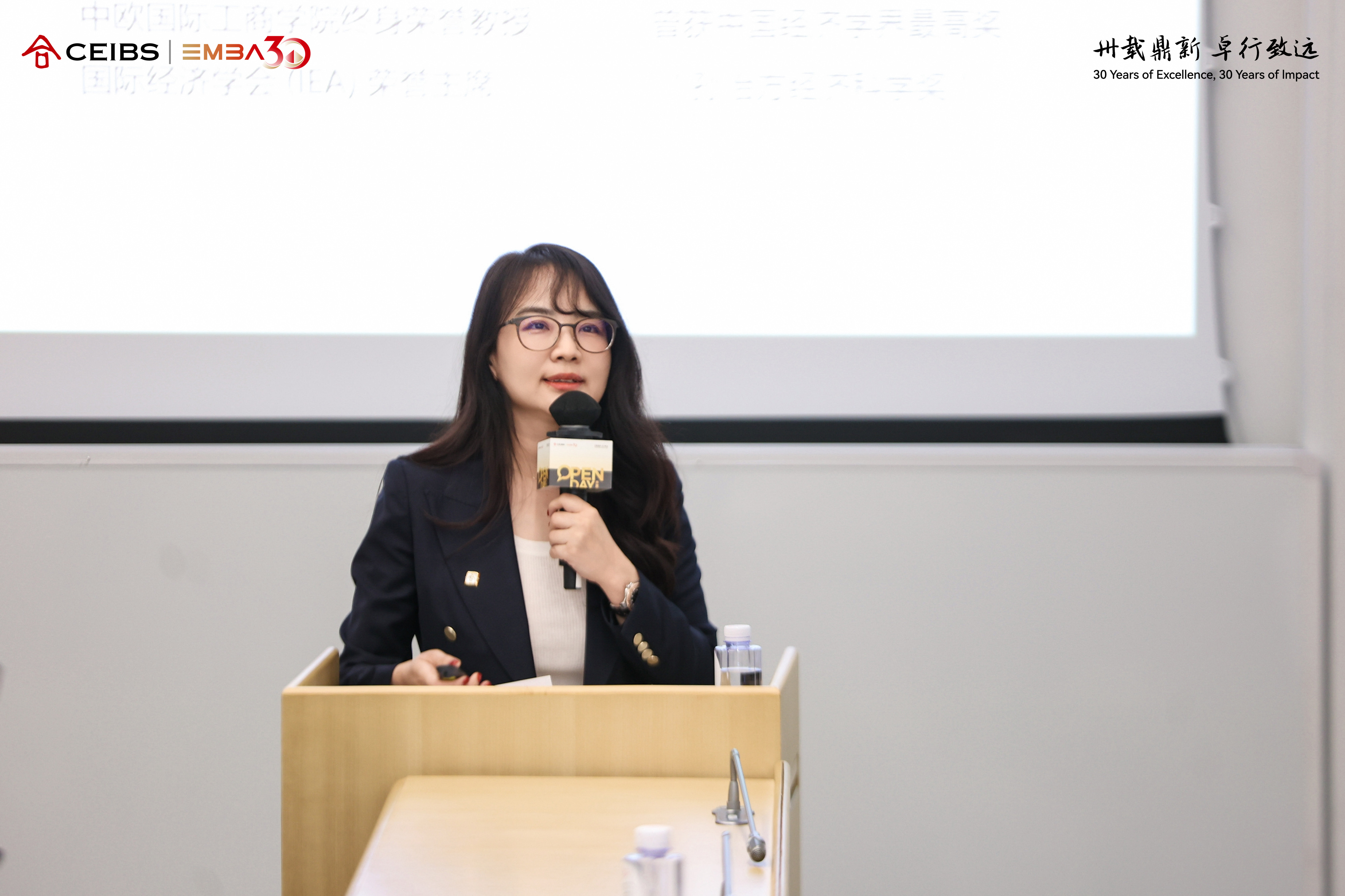 图为高晖晖老师进行课程宣讲