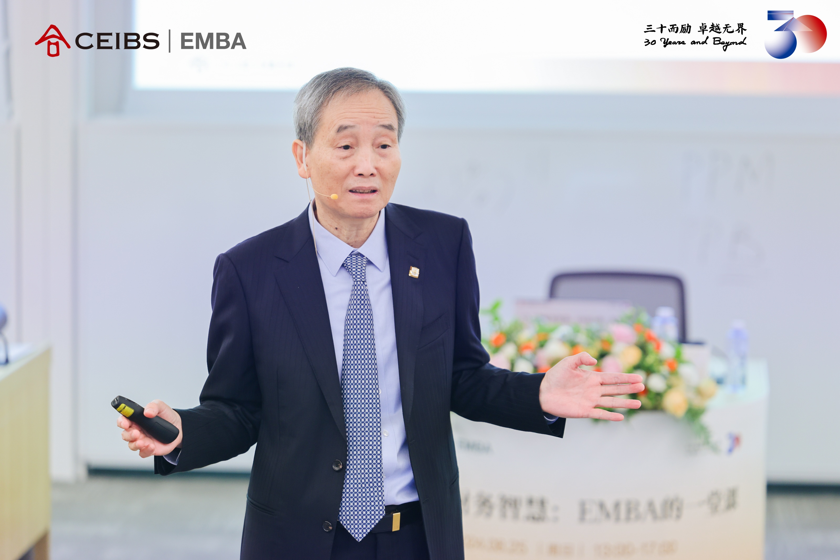 陈杰平教授正在进行主题演讲