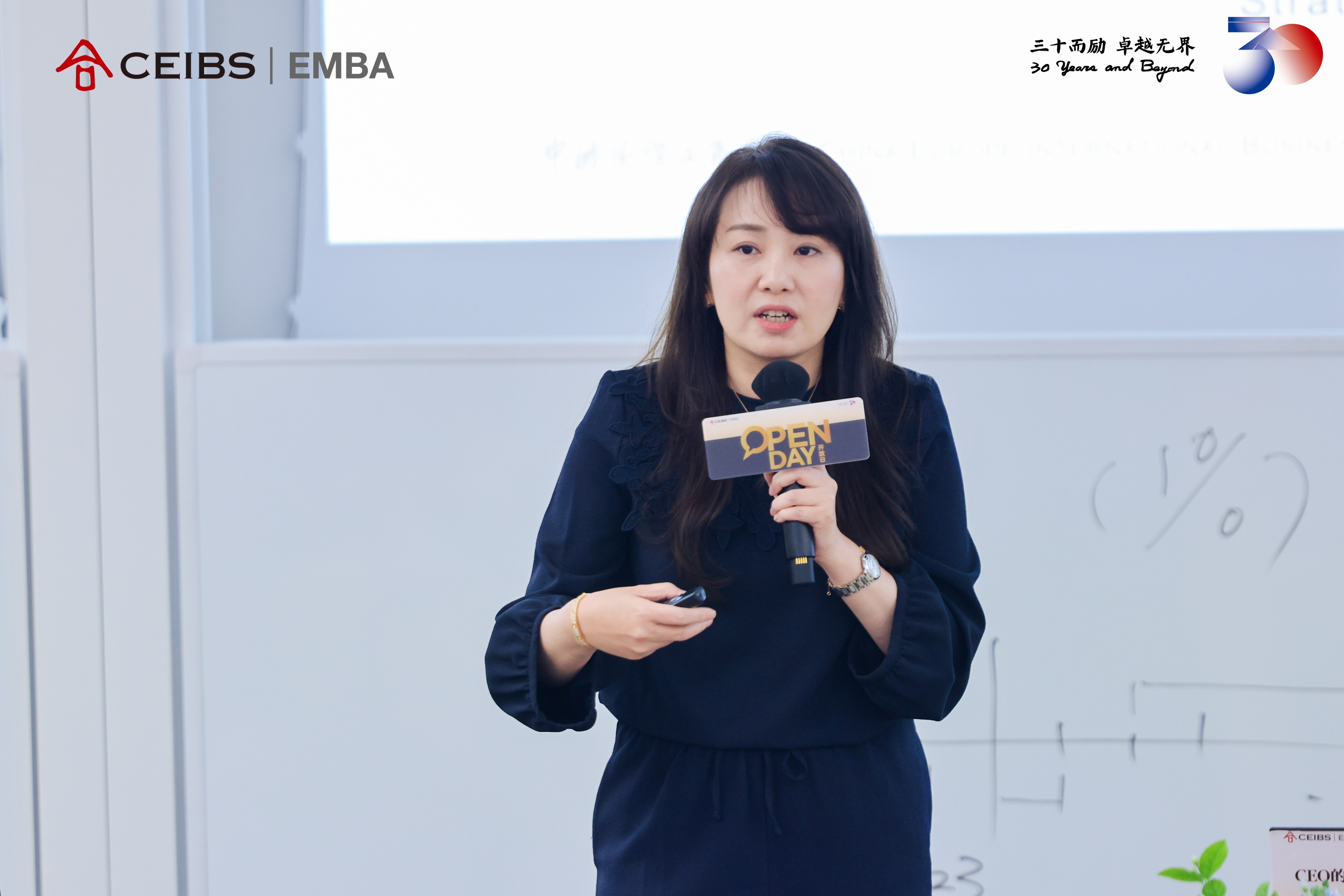 王婷芃同学正在分享中欧经历