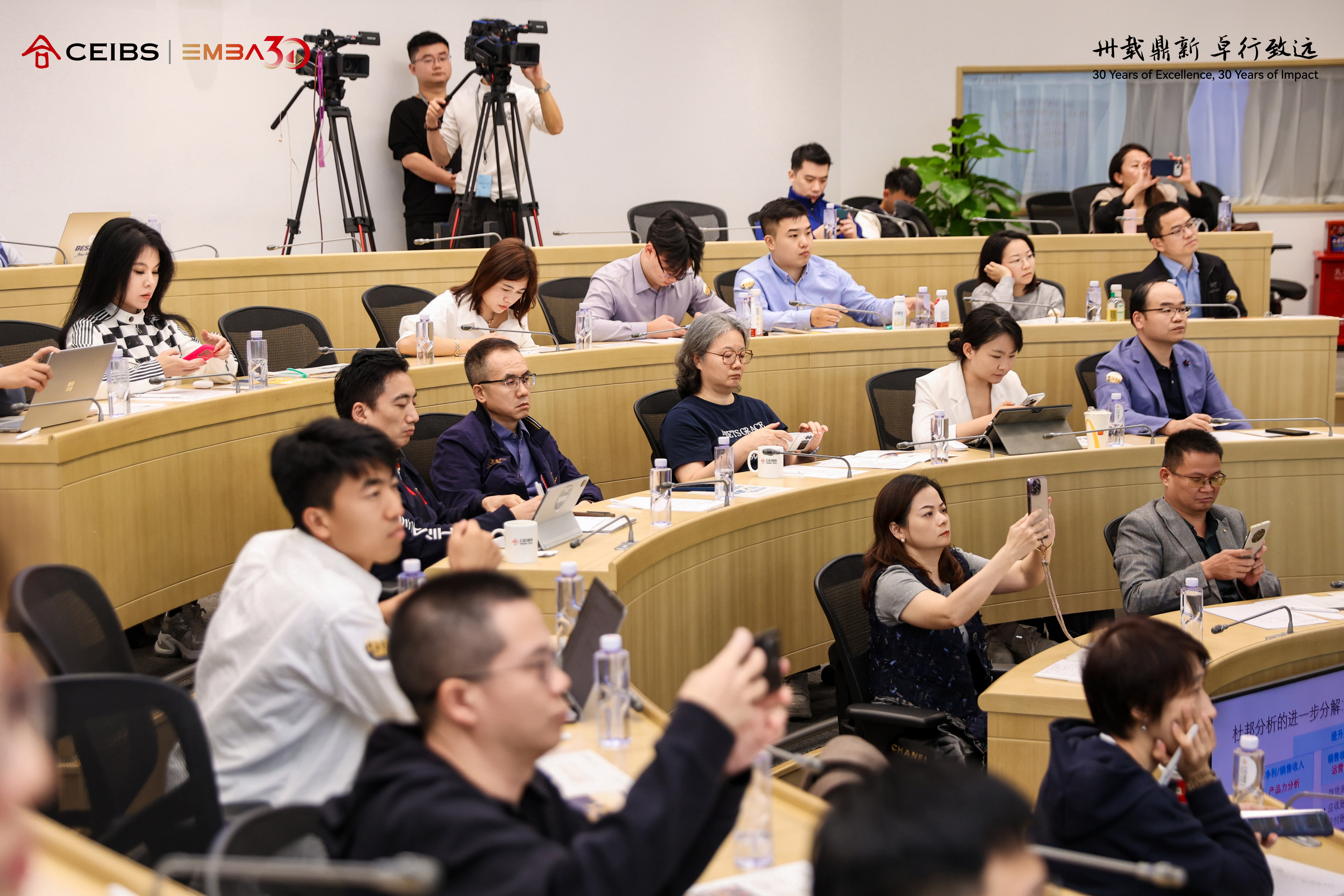 图为现场申请人聆听分享