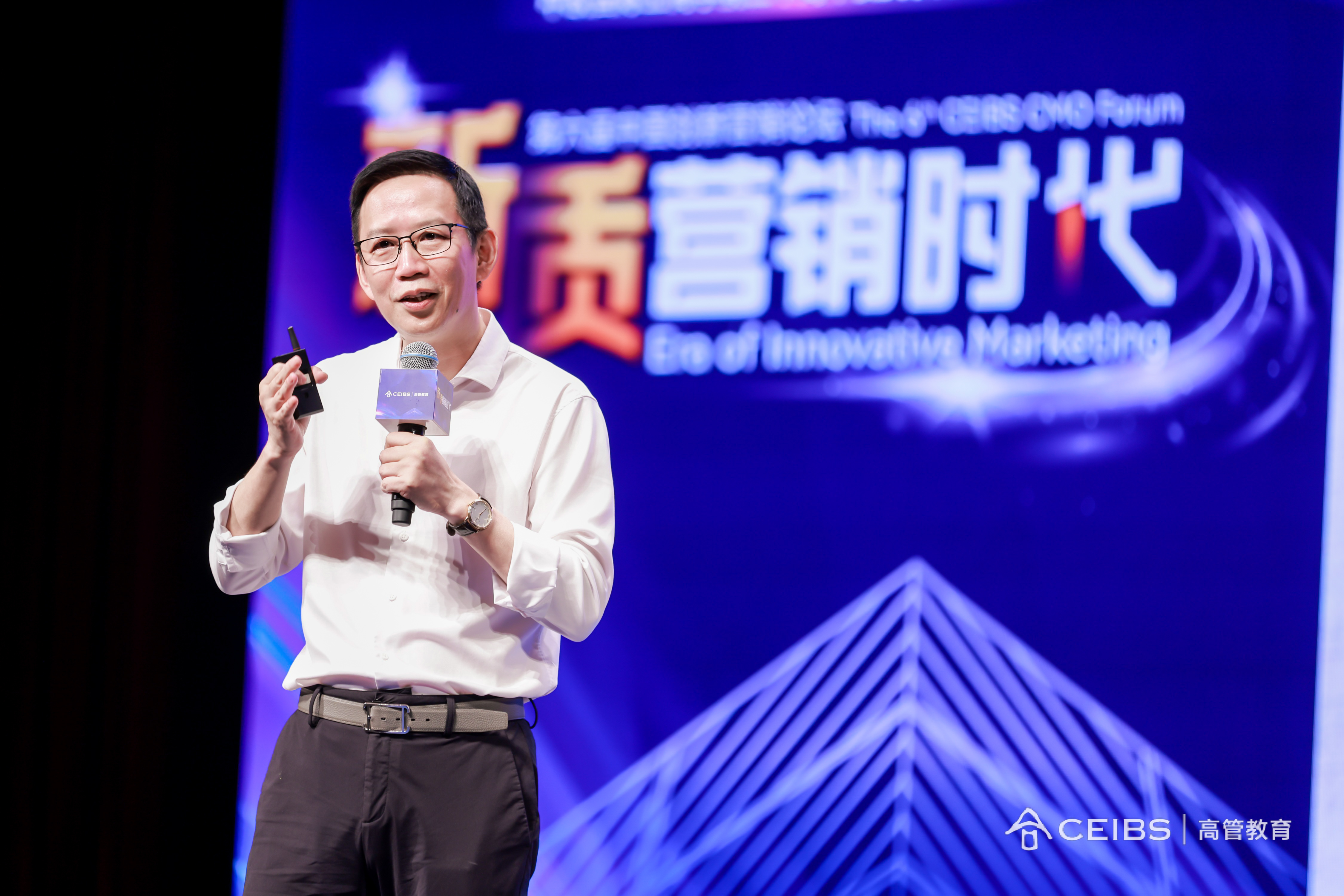 财经作家、巴九灵创始人吴晓波发表演讲