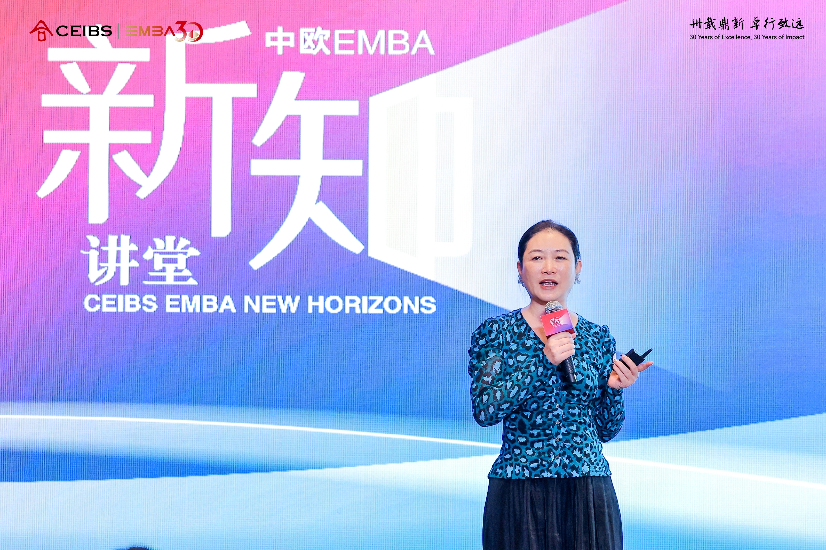 图为华青翠女士作议题分享