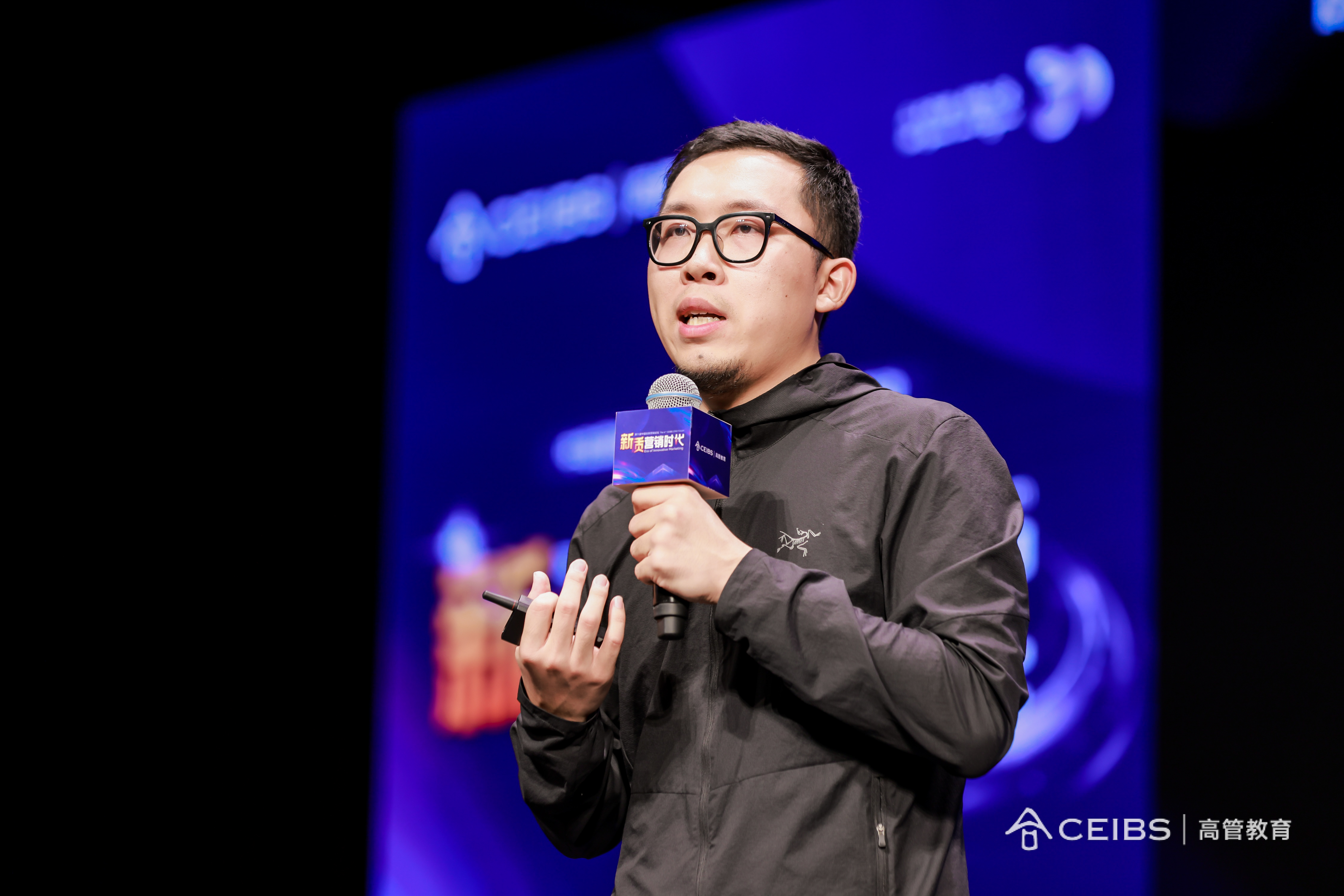 来赞宝集团总裁胡海川发表演讲