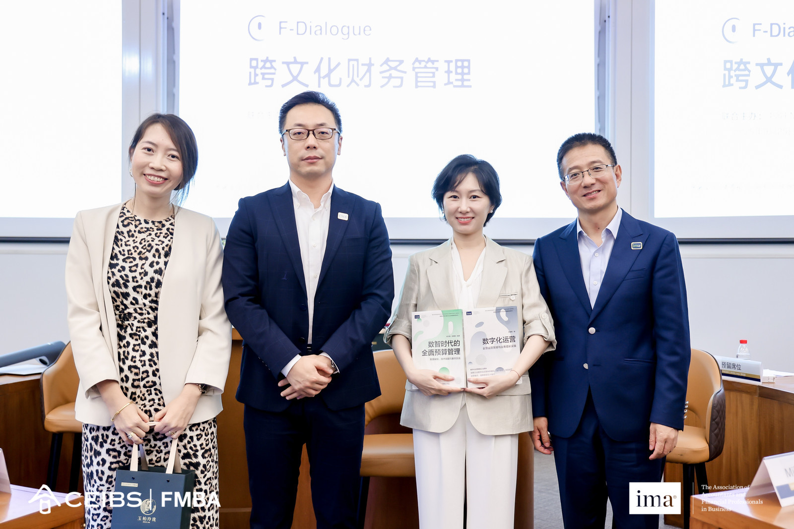 圆桌嘉宾与IMA副总裁兼中国区首席代表李刚先生合影