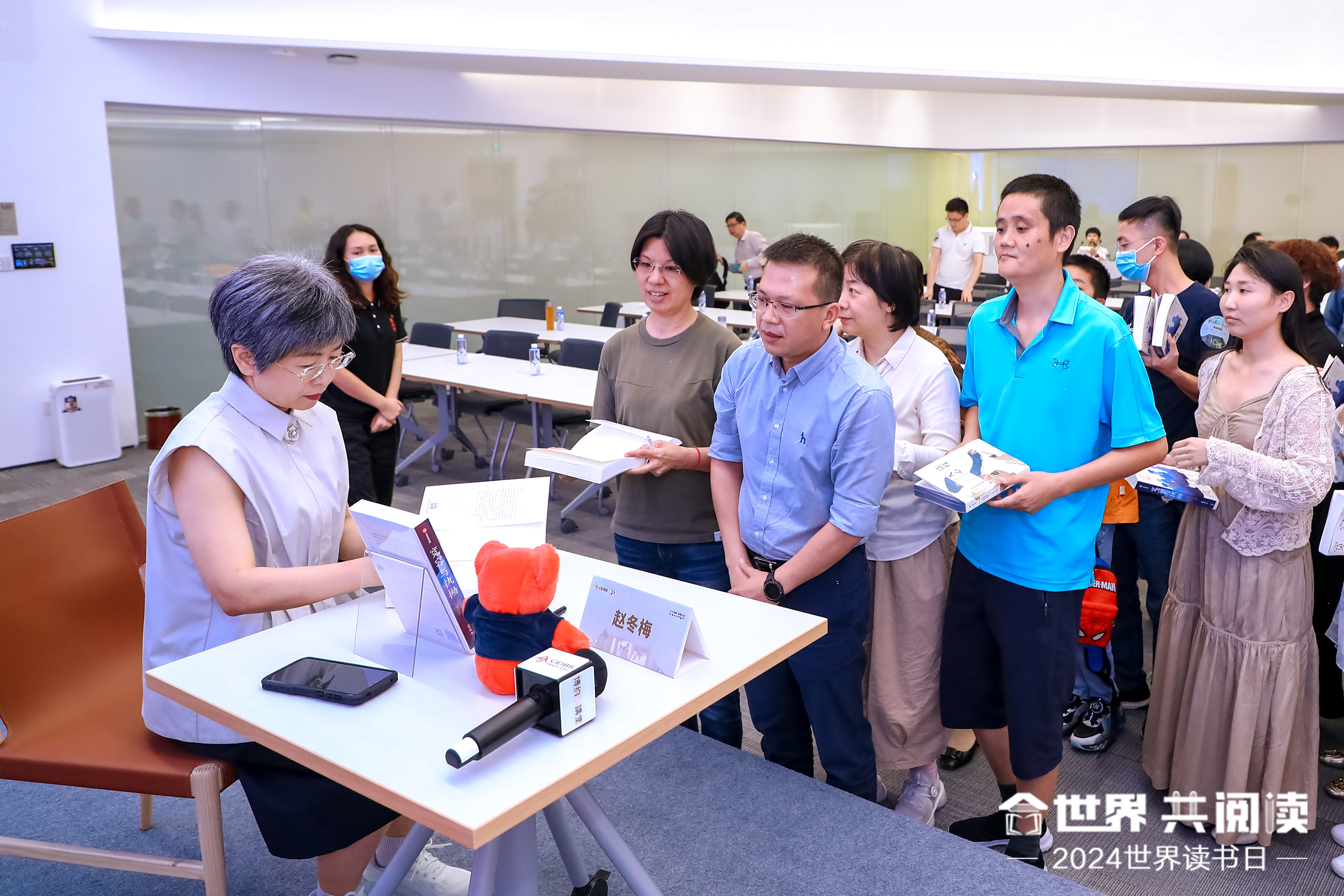 赵冬梅为读者签书留念