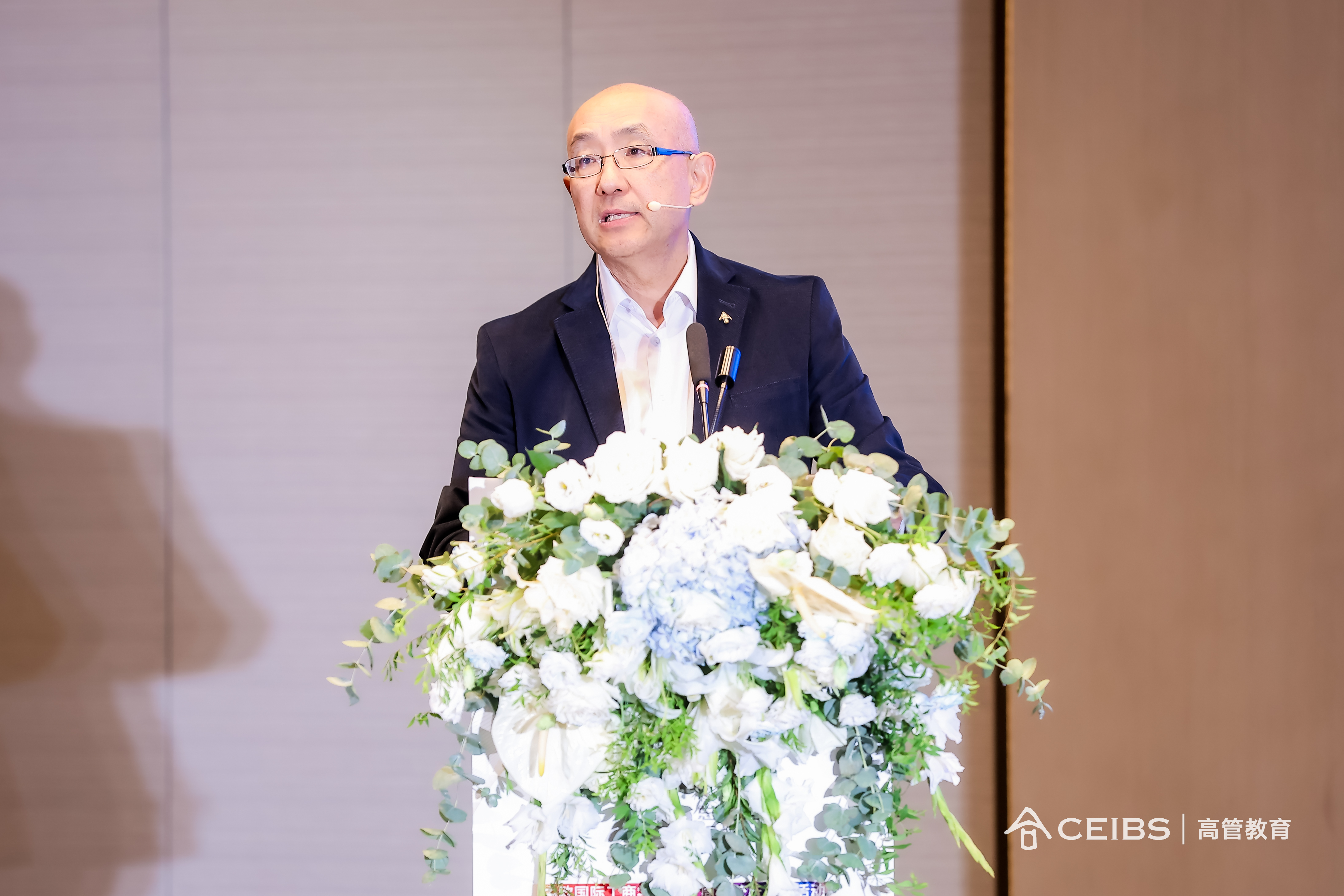 中欧国际工商学院经济学与决策科学教授、中欧经济学和决策科学系系主任、中欧AI与管理创新研究中心主任、AI与企业管理研究领域主任、企业数智化转型课程联席课程主任 方跃