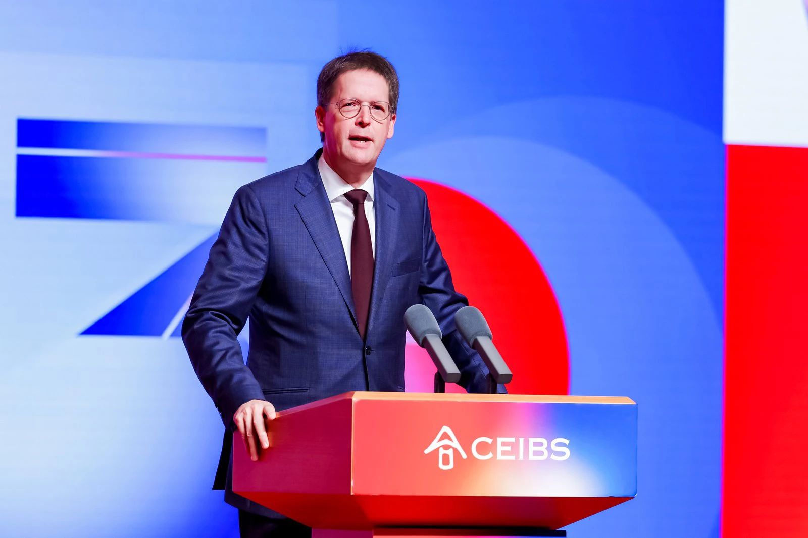 IESE商学院院长弗朗兹·休坎普（Franz Heukamp）发言