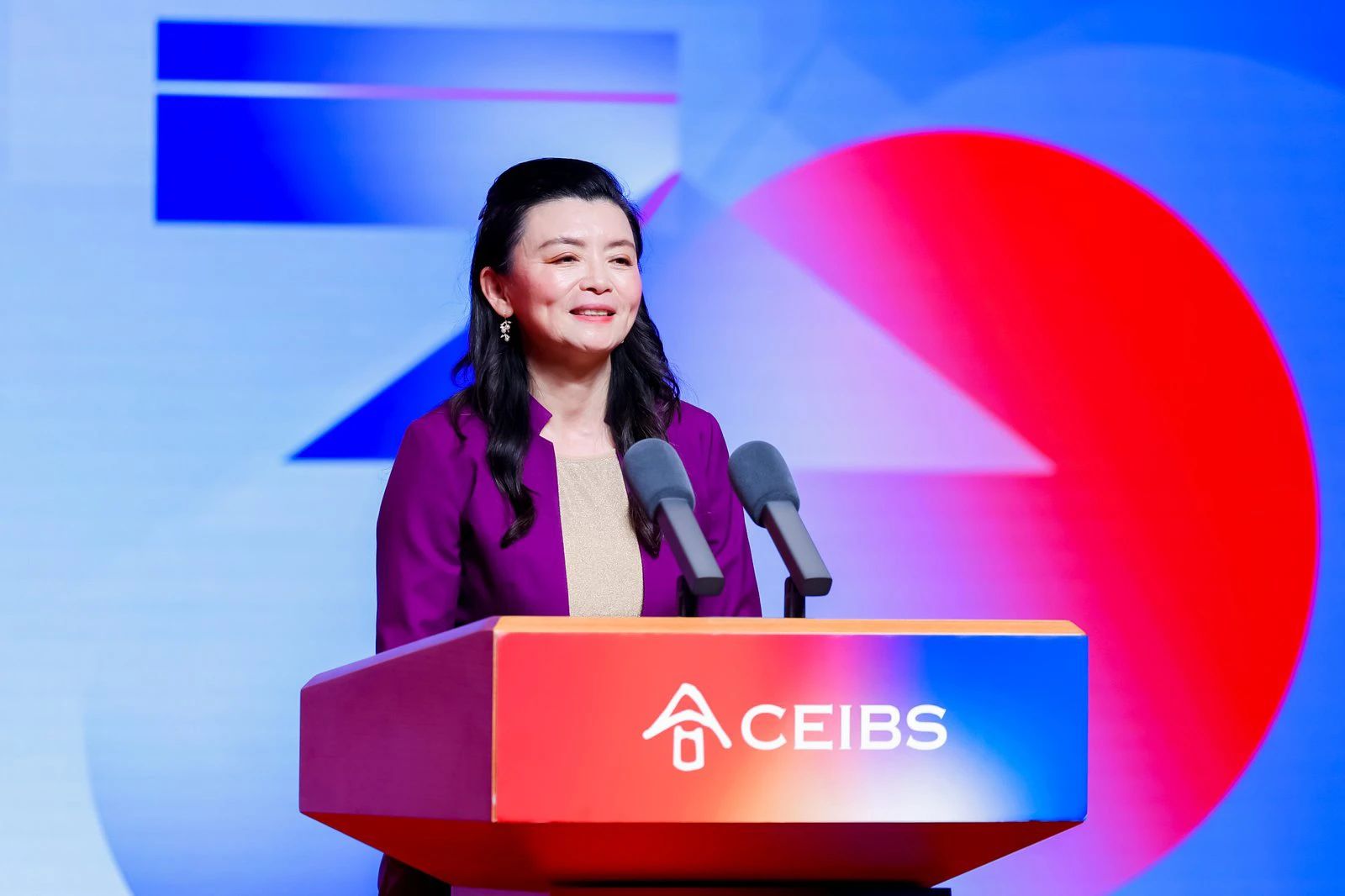 中欧管理学教授、副教务长、HEMBA课程主任和DBA课程主任忻榕发言